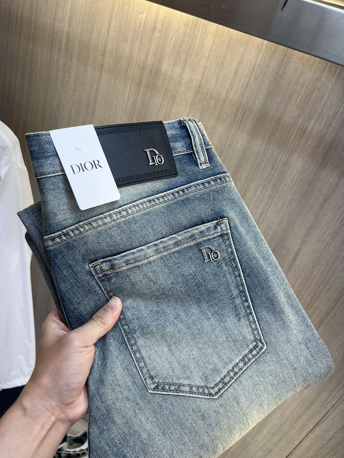 NO:927277,DIOR Dior's 2026 new men's jeans are made of good elasticity. Exclusively available on the official website. Fashionable and elegant. Heavy craftsmanship design. Using original color yeast washing process. Selected imported heavy denim denim fabric. Equipped with counter hardware decoration. Genuine leather label. Exquisite stitching. Big brand style. Worth owning. Size 28-38, shipped next day, dior, dior, jeans,19860909DIOR迪奥 2026新品男士牛仔裤 面料弹性好.独家发售 官网同步 时尚优雅 重工艺设计.采用原色酵母水洗工艺 精选进口重磅丹宁牛仔面料 配专柜五金装饰 真皮皮牌 精致车线 大牌风范 值得拥有.码数28-38,隔天出货,,dior,dior,jeans,,Men's clothing