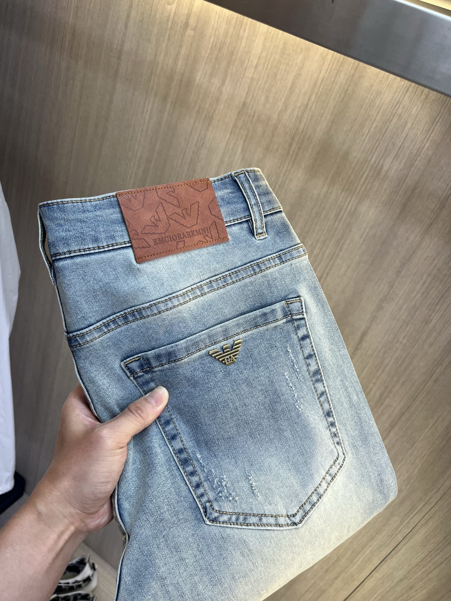 NO:932539,ARMANI Armani's 2026 new men's jeans. The fabric has good elasticity. Exclusively available on the official website. Fashionable and elegant. Heavy craftsmanship design. Using original color yeast washing process. Selected imported heavyweight denim denim fabric. Equipped with counter hardware decoration. Genuine leather label. Exquisite stitching. Big brand style. Worth having. Size 28-38, shipped next day, armani, armani, jeans,19860909ARMANI阿玛尼 2026新品男士牛仔裤 面料弹性好.独家发售 官网同步 时尚优雅 重工艺设计.采用原色酵母水洗工艺 精选进口重磅丹宁牛仔面料 配专柜五金装饰 真皮皮牌 精致车线 大牌风范 值得拥有.码数28-38,隔天出货,,armani,armani,jeans,,Men's clothing