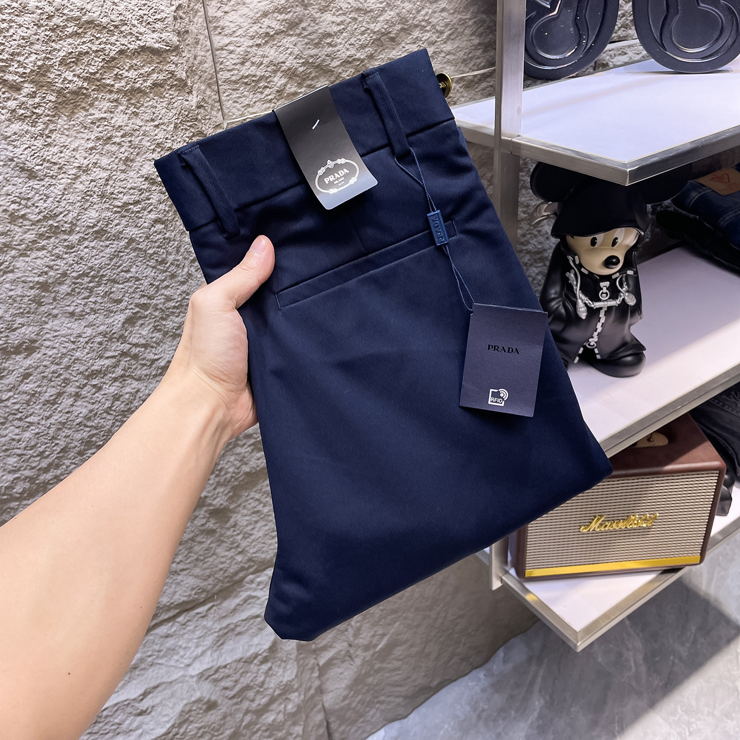 NO:877869,PRADA Casual pants, new style of trousers, four-season style, special fabric for advanced custom trousers, customized original hardware, heavy craftsmanship, fine turning and wiring, customized fabric, soft and comfortable, significant texture, exquisite accessories, great upper body effect, complete with three standards, standard size 29-36, no 35 (shipped next day),, prada, prada,19860909PRADA普拉达 休闲裤 西裤新款 四季款 高级定制裤子专用面料 定制原版五金 重工工艺打造 车工走线精细 定制面料 柔软舒适 质感显著 辅料精美 上身效果超赞 三标齐全 标准尺码29-36,无35（隔天出货）,,prada,prada,,Men's clothing
