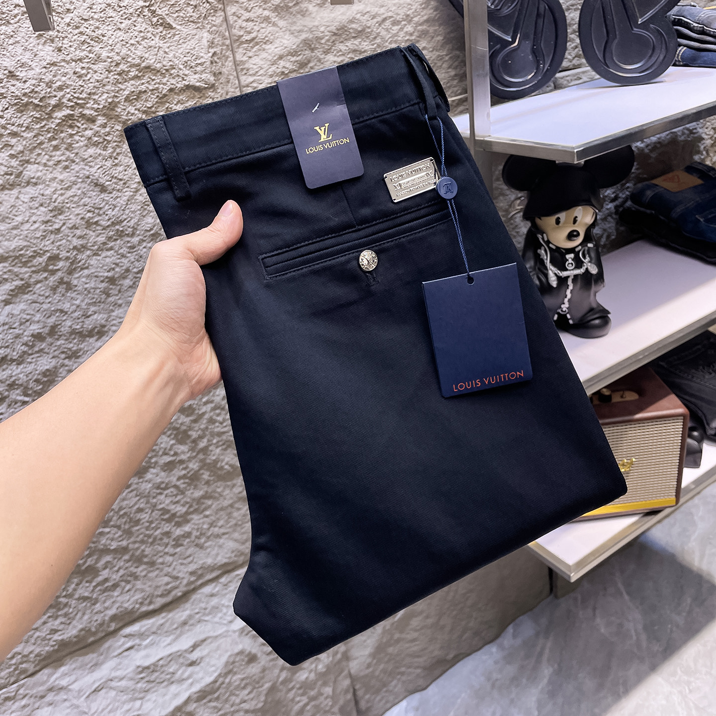 NO:877875,LV Louis Vuitton casual pants, new trousers, four seasons style, special fabric for advanced custom pants, customized original hardware, heavy craftsmanship, fine turning and wiring, customized fabric, soft and comfortable, significant texture, exquisite accessories, excellent upper body effect, complete three standards, standard size 30-40, no 35 (shipped next day),, louis vuitton, louis vuitton,19860909LV路易威登 休闲裤 西裤新款 四季款 高级定制裤子专用面料 定制原版五金 重工工艺打造 车工走线精细 定制面料 柔软舒适 质感显著 辅料精美 上身效果超赞 三标齐全 标准尺码30-40,无35（隔天出货）,,louis vuitton,louis vuitton,,Men's clothing