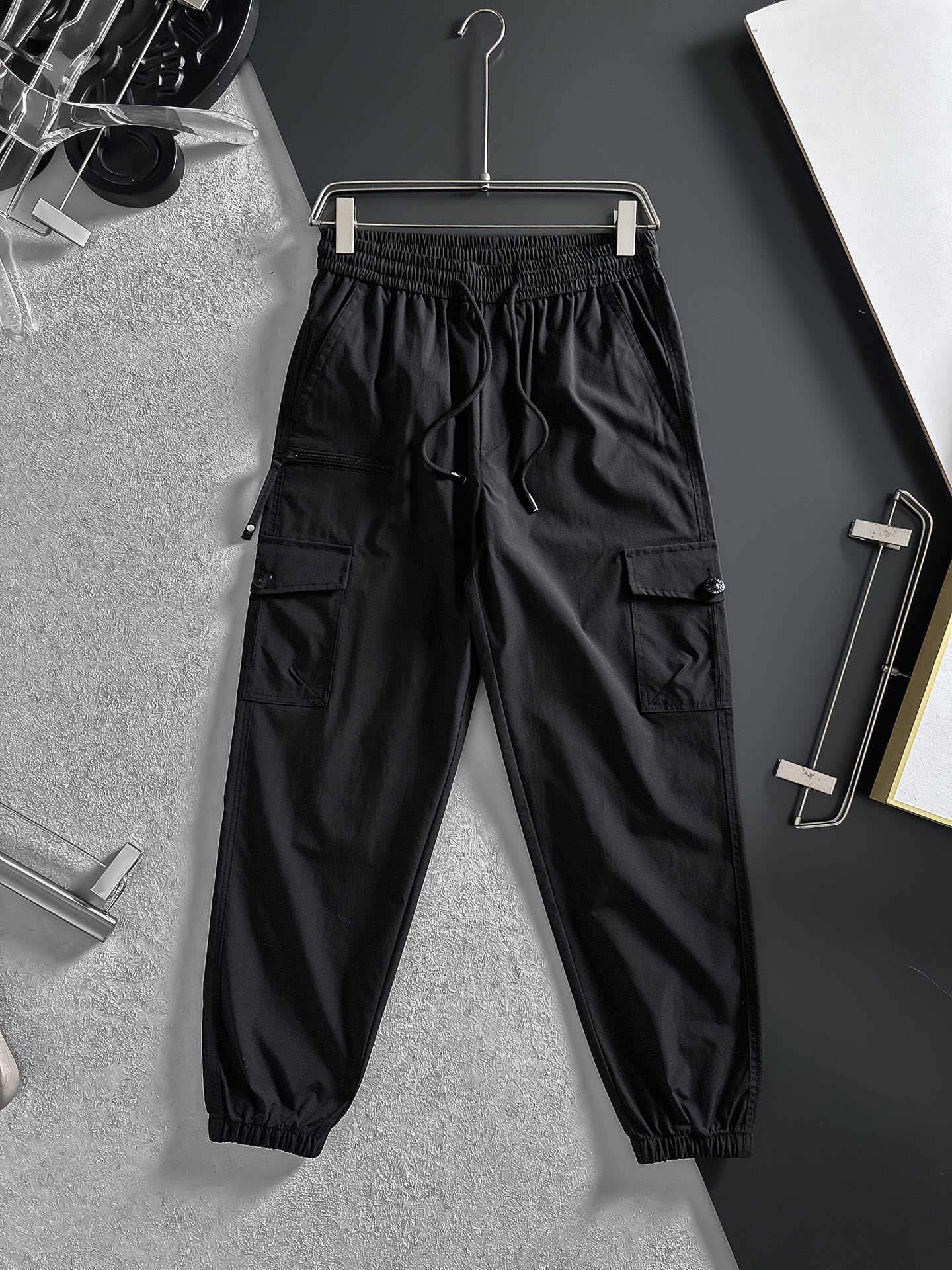 NO:870659,BURBERRY black workwear leggings | Both cool and practical. You can never go wrong with classic black, which is both slim and versatile. The loose fit and drawstring design allow you to adjust the tightness according to your own preferences, giving you perfect comfort.  The multiple large pockets on both sides are super practical and convenient for placing small items. The detailed design of zippers and buttons adds a bit of coolness. The leg-tie style makes the overall look neater. Size M-4XL (shipped next day),, burberry, burberry,19860909BURBERRY巴宝莉 黑色工装束脚裤 | 酷感与实用兼具 经典黑色永远不会出错,既显瘦又百搭.宽松的版型加上抽绳设计,能根据自己的喜好调节松紧,舒适度满分. 两侧多个大口袋超实用,方便放置小物件,拉链和纽扣的细节设计,增添了几分酷感.束脚的款式让整体造型更利落.码数M-4XL（隔天出货）,,burberry,burberry,,Men's clothing