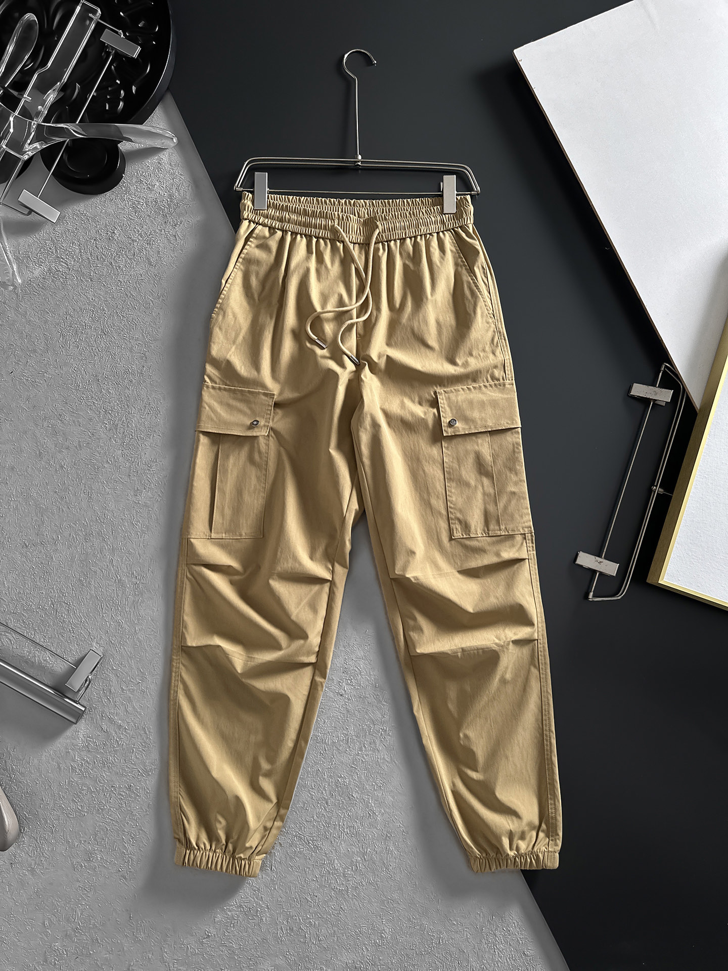 NO:870731,DIOR Dior Khaki Work Trousers | The perfect fusion of casualness and practicality. The gentle and retro khaki tone can easily create a casual atmosphere. The drawstring design at the waist is easy to adjust and can be worn freely.  The large pockets on both sides are not only practical and can hold many small items, but the metal buckle details on the pockets add a bit of toughness. The leg-tie style is neat and makes the legs longer. Size M-4XL (shipped next day),, dior, dior,19860909DIOR迪奥 卡其工装束脚裤 | 随性与实用的完美融合 温柔又复古的卡其色调,轻松就能营造出随性氛围.腰部的抽绳设计,方便调节,穿着无拘无束 . 两侧大大的口袋不仅实用,能装下不少小物件,而且口袋上的金属扣细节,增添了几分硬朗感.束脚的款式利落又显腿长.码数M-4XL（隔天出货）,,dior,dior,,Men's clothing