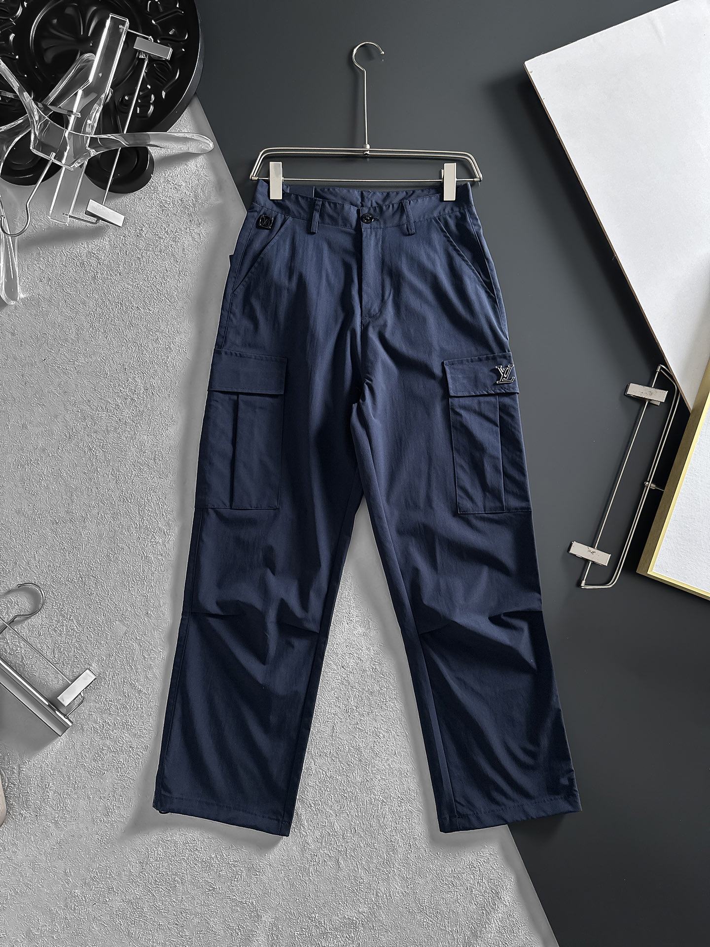 NO:870686,LV Louis Vuitton navy blue overalls | A duo of fashion and practicality, the deep navy blue color is both elegant and versatile. The neat straight silhouette is not flattering on your figure and is comfortable to wear. The large cargo pockets on both sides are full of practical properties and can easily hold various small items. The exquisite 'LV' logo on the pocket is the finishing touch, highlighting luxury in a low-key manner.  .The splicing design of the pants body adds a sense of layering and three-dimensionality. Size M-4XL (shipped next day),, louis vuitton, louis vuitton,19860909LV路易威登 藏蓝工装裤 | 时髦与实用的双重奏深邃的藏蓝色,既显气质又百搭.利落的直筒版型,不挑身材,穿着舒适自在. 两侧大大的工装口袋,实用属性拉满,能轻松装下各种小物件,口袋上精致的“LV”标志,更是点睛之笔,低调中彰显奢华 .裤身的拼接设计,增加了层次感和立体感.码数M-4XL（隔天出货）,,louis vuitton,louis vuitton,,Men's clothing
