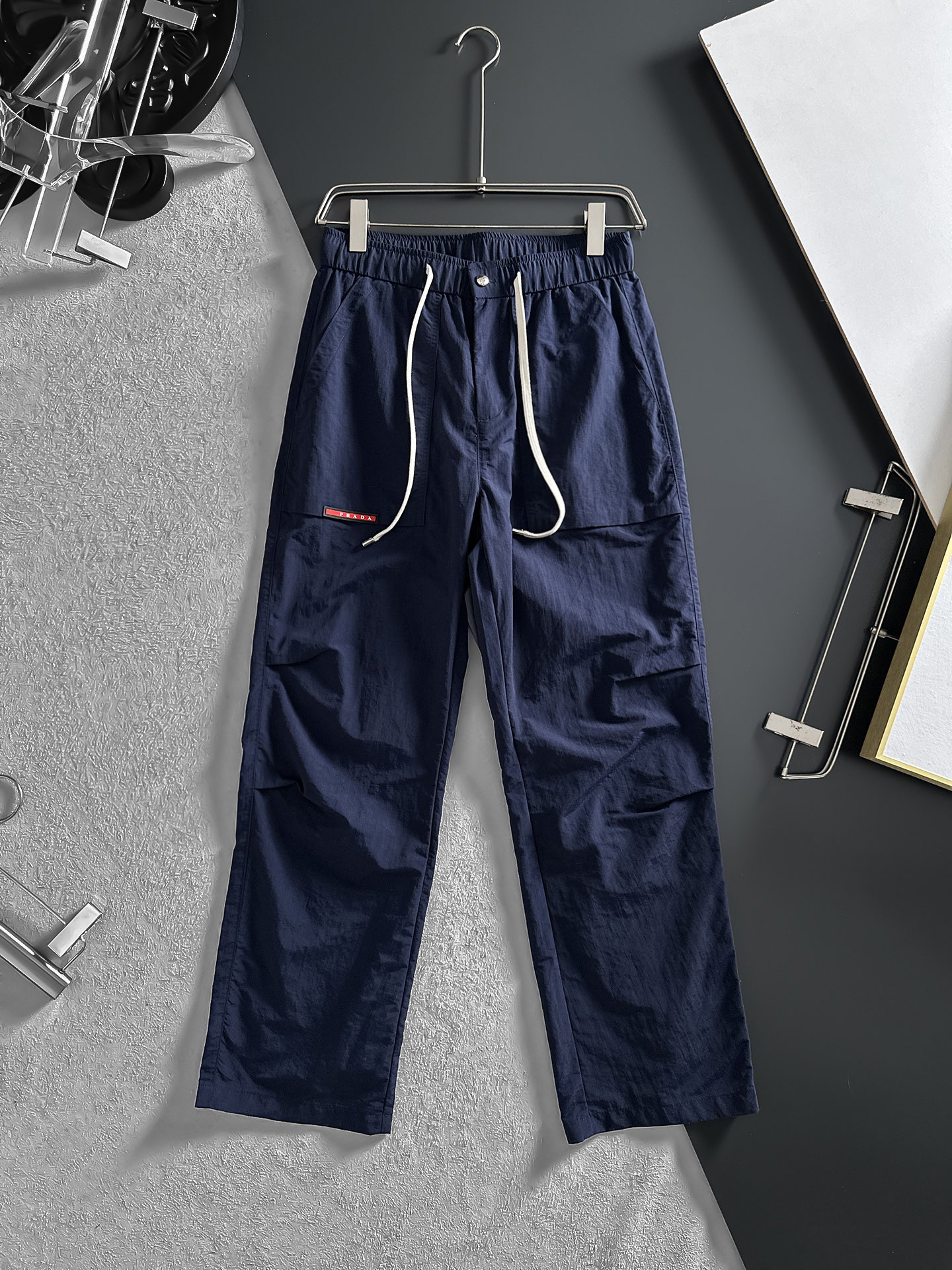 NO:870669,PRADA Navy blue straight wide-leg pants | The new favorite of street fashion. The design of the trousers adds a unique texture without being too monotonous. The drawstring leg design is easy to adjust and shows a neat style. The colorful logo pattern on the pocket is particularly eye-catching against the blue, which instantly enhances the overall fashion sense. The fabric is light and comfortable, and there is no sense of restraint when worn. Size M-4XL (shipped next day), prada, prada,19860909PRADA普拉达 藏青色直筒阔腿裤 | 街头潮流新宠 裤身的设计,增添了独特的质感,不会过于单调.抽绳束脚的设计,既方便调节,又能展现利落的风格.口袋上那炫彩的标志图案,在蓝色的衬托下格外亮眼,瞬间提升了整体的时尚感.面料轻盈舒适,穿着没有束缚感.码数M-4XL（隔天出货）,,prada,prada,,Men's clothing