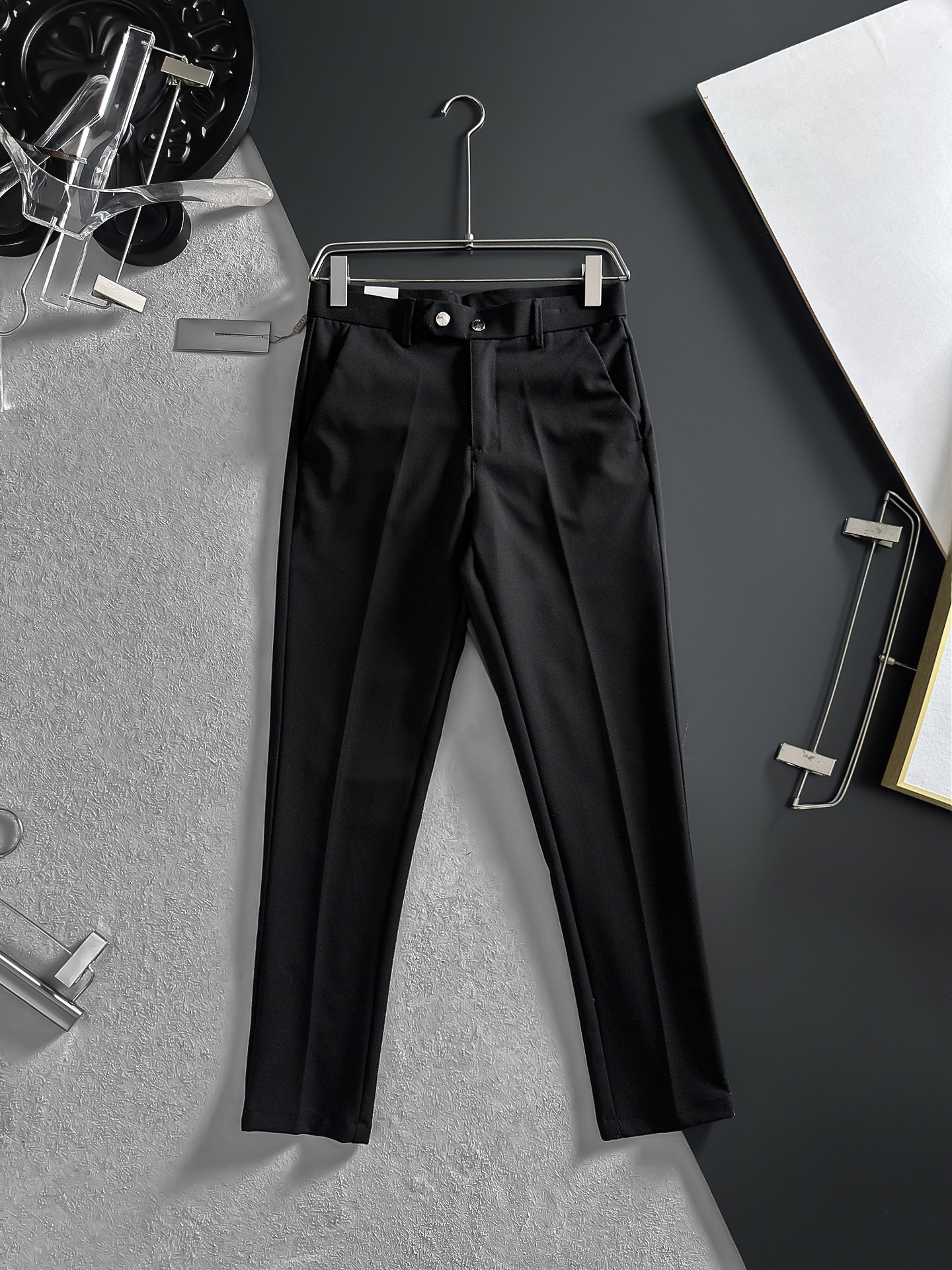 NO:918616,DIOR casual trousers, trousers, new style, four-season style, special fabric for advanced custom trousers, customized original hardware, heavy craftsmanship, fine turning and wiring, customized fabric, soft and comfortable, significant texture, exquisite accessories, great upper body effect, complete three standards, standard size 29-38, no 35 (shipped next day),, dior, dior,19860909DIOR迪奥 休闲裤 西裤 新款 四季款 高级定制裤子专用面料 定制原版五金 重工工艺打造 车工走线精细 定制面料 柔软舒适 质感显著 辅料精美 上身效果超赞 三标齐全 标准尺码29-38,无35（隔天出货）,,dior,dior,,Men's clothing