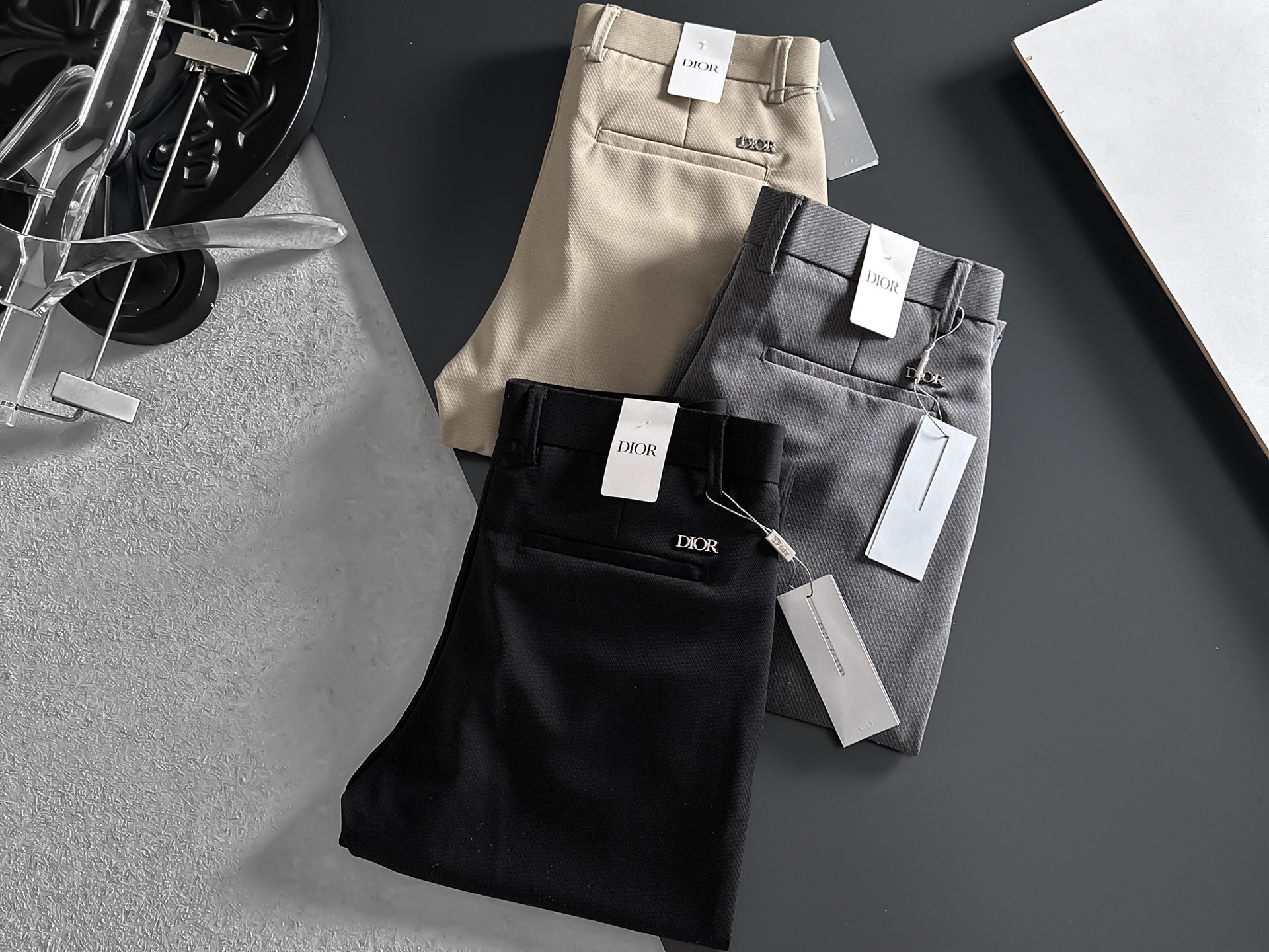 NO:937016,DIOR casual trousers, trousers, new style, four-season style, special fabric for advanced custom trousers, customized original hardware, heavy craftsmanship, fine turning and wiring, customized fabric, soft and comfortable, significant texture, exquisite accessories, great upper body effect, complete three standards, standard size 29-38, no 35 (shipped next day),, dior, dior,19860909DIOR迪奥 休闲裤 西裤 新款 四季款 高级定制裤子专用面料 定制原版五金 重工工艺打造 车工走线精细 定制面料 柔软舒适 质感显著 辅料精美 上身效果超赞 三标齐全 标准尺码29-38,无35（隔天出货）,,dior,dior,,Men's clothing