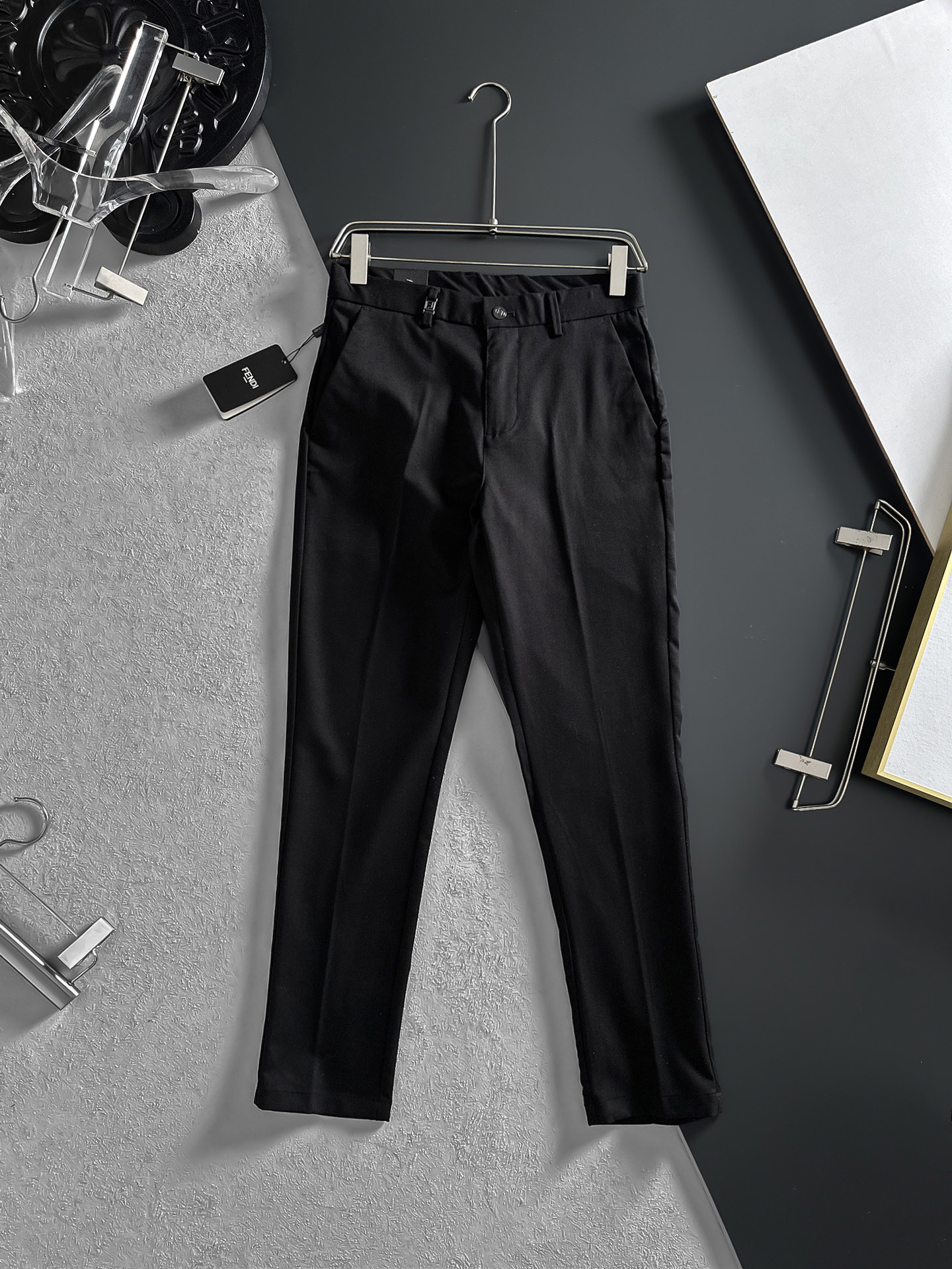 NO:918613,FENDI Fendi casual pants, trousers, new style, four-season style, special fabric for advanced custom pants, customized original hardware, heavy craftsmanship, fine turning and wiring, customized fabric, soft and comfortable, significant texture, exquisite accessories, great upper body effect, complete three standards, standard size 29-38, no 35 (shipped next day),,fendi,fendi,19860909FENDI芬迪 休闲裤 西裤 新款 四季款 高级定制裤子专用面料 定制原版五金 重工工艺打造 车工走线精细 定制面料 柔软舒适 质感显著 辅料精美 上身效果超赞 三标齐全 标准尺码29-38,无35（隔天出货）,,fendi,fendi,,Men's clothing