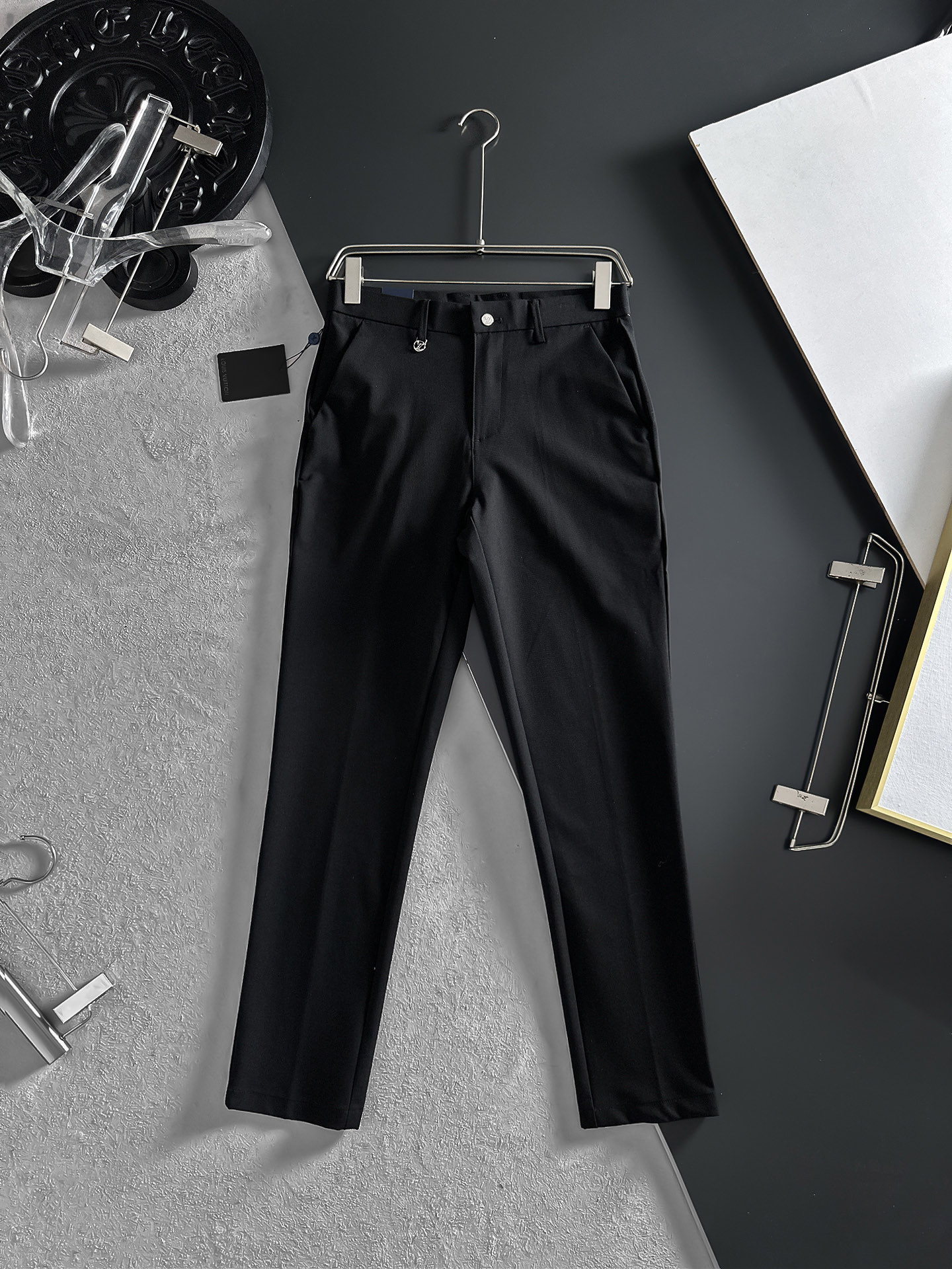 NO:918612,LV Louis Vuitton casual pants, trousers, new style, four seasons, special fabric for advanced custom pants, customized original hardware, heavy craftsmanship, fine turning and routing, customized fabric, soft and comfortable, significant texture, exquisite accessories, excellent upper body effect, complete three standards, standard size 29-38, no 35 (shipped next day),, louis vuitton, louis vuitton,19860909LV路易威登 休闲裤 西裤 新款 四季款 高级定制裤子专用面料 定制原版五金 重工工艺打造 车工走线精细 定制面料 柔软舒适 质感显著 辅料精美 上身效果超赞 三标齐全 标准尺码29-38,无35（隔天出货）,,louis vuitton,louis vuitton,,Men's clothing