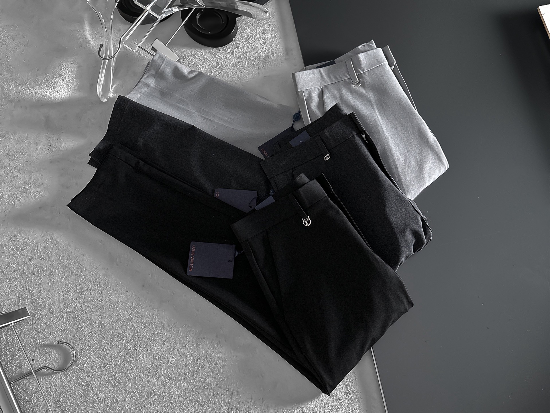 NO:937020,LV Louis Vuitton casual pants, trousers, new style, four seasons, special fabric for advanced custom pants, customized original hardware, heavy craftsmanship, fine turning and routing, customized fabric, soft and comfortable, significant texture, exquisite accessories, excellent upper body effect, complete three standards, standard size 29-38, no 35 (shipped next day),, louis vuitton, louis vuitton,19860909LV路易威登 休闲裤 西裤 新款 四季款 高级定制裤子专用面料 定制原版五金 重工工艺打造 车工走线精细 定制面料 柔软舒适 质感显著 辅料精美 上身效果超赞 三标齐全 标准尺码29-38,无35（隔天出货）,,louis vuitton,louis vuitton,,Men's clothing
