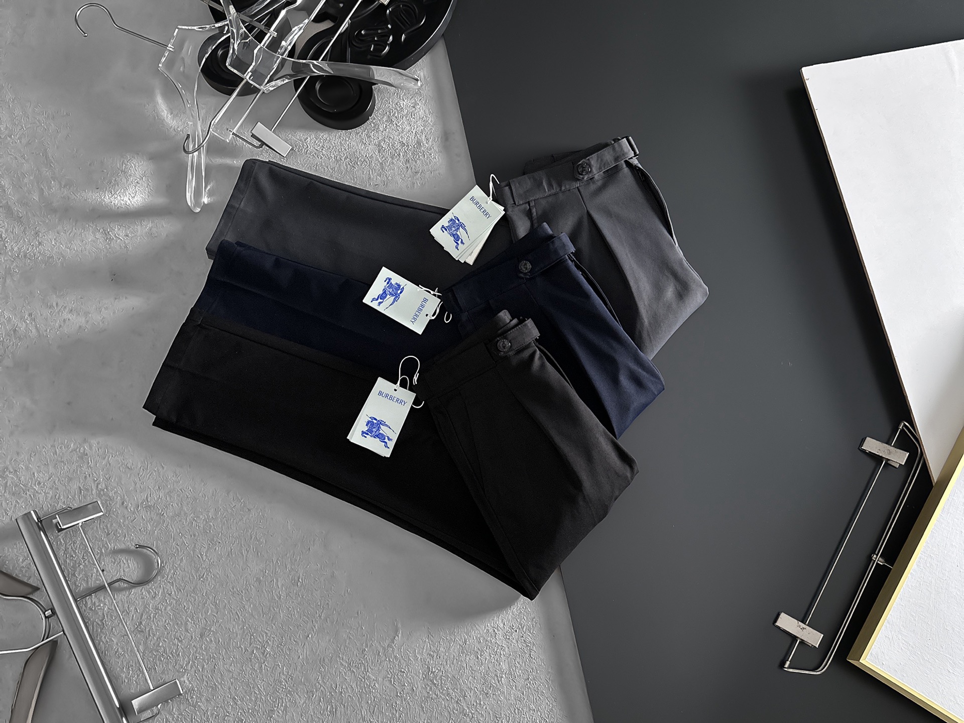 NO:871210,BURBERRY casual pants, trousers, new style, four seasons, special fabric for advanced custom pants, customized original hardware, heavy craftsmanship, fine lathe wiring, customized fabric, soft and comfortable, significant texture, exquisite accessories, great upper body effect, complete three standards, standard size 29-36, no 35 (shipped next day),, burberry, burberry,19860909BURBERRY巴宝莉 休闲裤 西裤 新款 四季款 高级定制裤子专用面料 定制原版五金 重工工艺打造 车工走线精细 定制面料 柔软舒适 质感显著 辅料精美 上身效果超赞 三标齐全 标准尺码29-36,无35（隔天出货）,,burberry,burberry,,Men's clothing