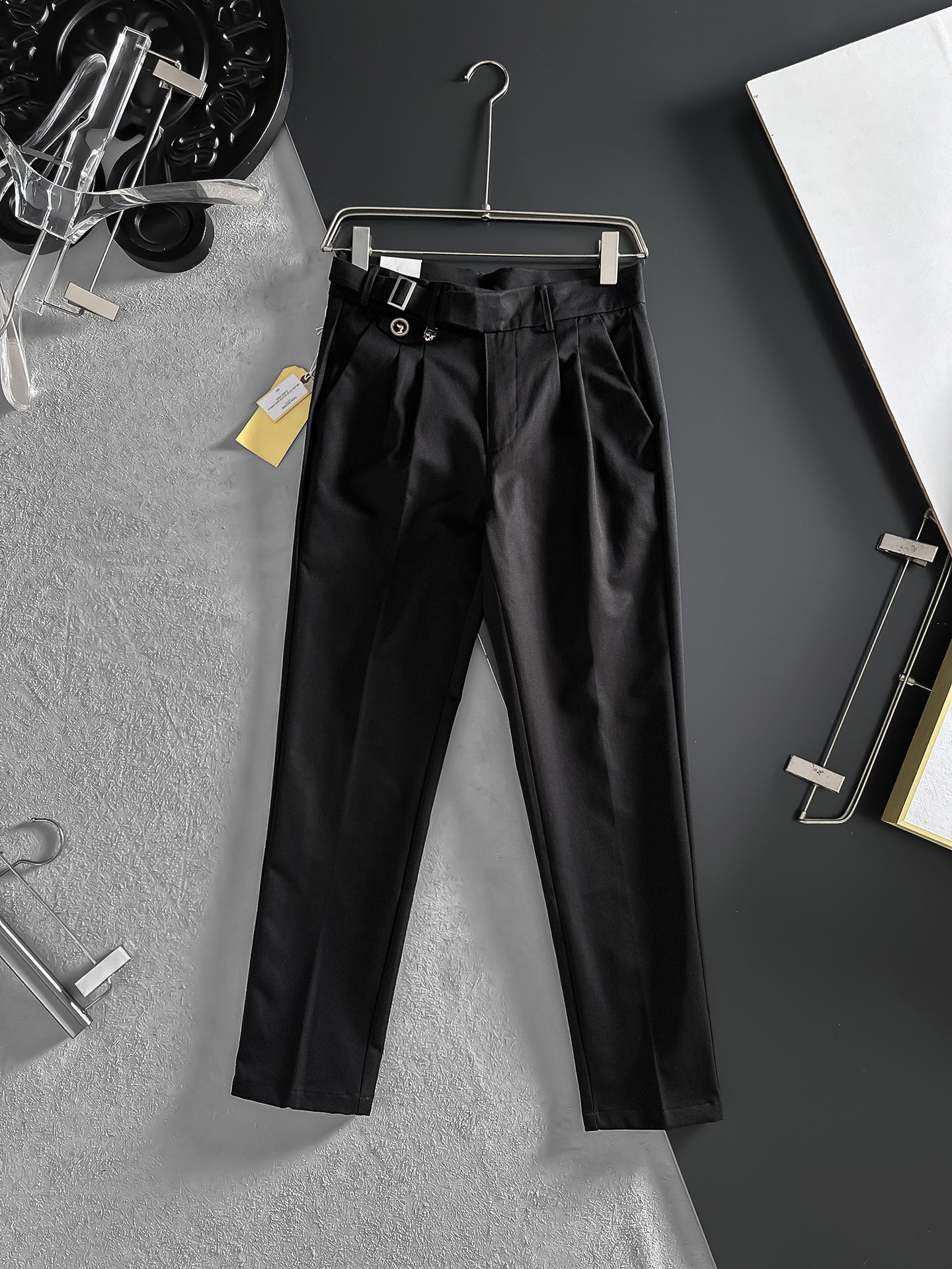 NO:871217,TB Thom Brown casual pants, trousers, new style, four seasons, special fabric for advanced custom trousers, customized original hardware, heavy craftsmanship, fine turning and wiring, customized fabric, soft and comfortable, significant texture, exquisite accessories, great upper body effect, complete three standards, standard size 29-36, no 35 (shipped next day),,thom browne,19860909TB汤姆布朗 休闲裤 西裤 新款 四季款 高级定制裤子专用面料 定制原版五金 重工工艺打造 车工走线精细 定制面料 柔软舒适 质感显著 辅料精美 上身效果超赞 三标齐全 标准尺码29-36,无35（隔天出货）,,thom browne,,Men's clothing