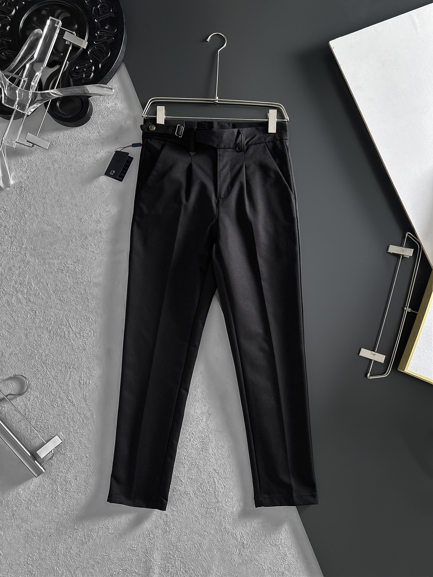 NO:863488,PRADA Casual pants, trousers, new style, four seasons, special fabric for advanced custom trousers, customized original hardware, heavy craftsmanship, fine turning and wiring, customized fabric, soft and comfortable, significant texture, exquisite accessories, great upper body effect, complete three standards, standard size 29-36, no 35 (shipped next day),, prada, prada,19860909PRADA普拉达 休闲裤 西裤 新款 四季款 高级定制裤子专用面料 定制原版五金 重工工艺打造 车工走线精细 定制面料 柔软舒适 质感显著 辅料精美 上身效果超赞 三标齐全 标准尺码29-36,无35（隔天出货）,,prada,prada,,Men's clothing