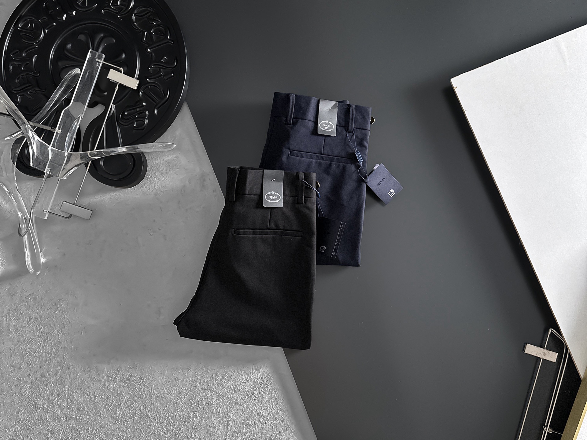 NO:863508,PRADA Casual pants, trousers, new style, four seasons, special fabric for advanced custom trousers, customized original hardware, heavy craftsmanship, fine turning and wiring, customized fabric, soft and comfortable, significant texture, exquisite accessories, great upper body effect, complete three standards, standard size 29-36, no 35 (shipped next day),, prada, prada,19860909PRADA普拉达 休闲裤 西裤 新款 四季款 高级定制裤子专用面料 定制原版五金 重工工艺打造 车工走线精细 定制面料 柔软舒适 质感显著 辅料精美 上身效果超赞 三标齐全 标准尺码29-36,无35（隔天出货）,,prada,prada,,Men's clothing