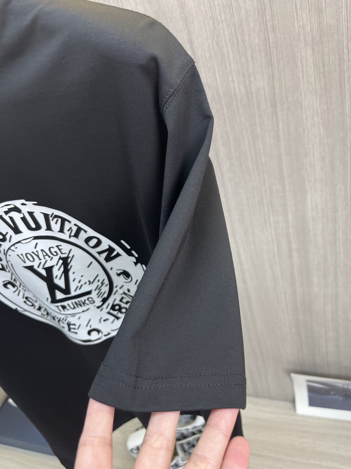 Louis Vuitton טי שירט שרוול קצר לגברים ולנשים, עיצוב עכשווי 9 i1747322590671 7531 0 7