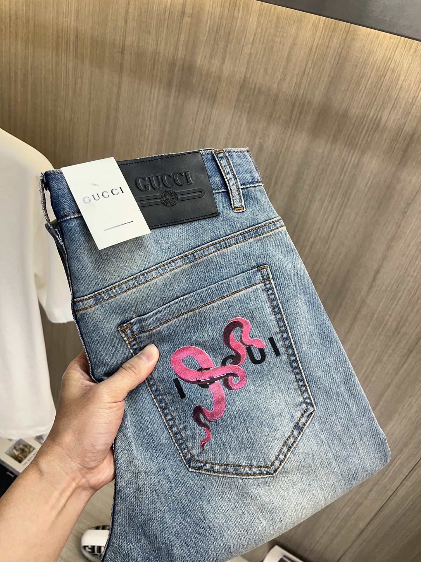 NO:927265,GUCCI Gucci 2026 new men's jeans. The fabric has good elasticity. Exclusively sold on the official website. Fashionable and elegant. Heavy craftsmanship design. Using original color yeast washing process. Selected imported heavy denim denim fabric. Equipped with counter hardware decoration. Genuine leather label. Exquisite stitching. Big brand style. Worth having. Size 28-38, shipped next day,,gucci,jeans,19860909GUCCI古奇 2026新品男士牛仔裤 面料弹性好.独家发售 官网同步 时尚优雅 重工艺设计.采用原色酵母水洗工艺 精选进口重磅丹宁牛仔面料 配专柜五金装饰 真皮皮牌 精致车线 大牌风范 值得拥有.码数28-38,隔天出货,,gucci,jeans,,Men's clothing