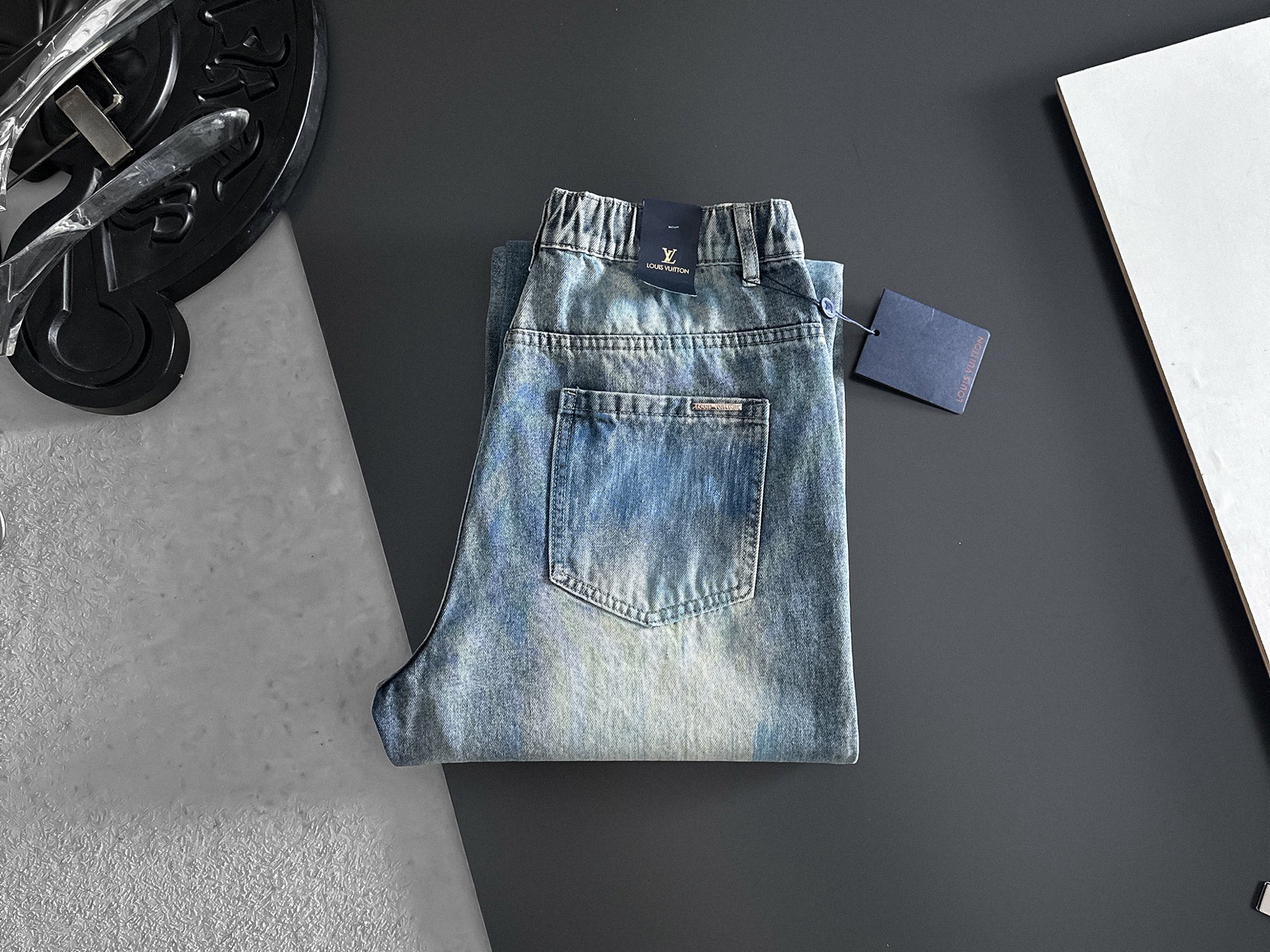 NO:870764,LV Louis Vuitton [Loose Straight Leg] Retro Gradient Jeans | A must-have for street coolness. The classic denim wash color is matched with a unique gradient effect. The color transitions from deep to light naturally, as if it carries traces of time, and the retro feeling is straight away. The straight version does not pick up the leg shape, and can well modify the leg line, making it look straight and slim. The metal buckle and simple pocket design at the waistband are full of details. Size S-3XL (shipped next day), louis vuitton, louis  vuitton,jeans,19860909LV路易威登【宽松直筒】复古渐变牛仔裤 | 街头酷感必备 经典牛仔水洗色搭配独特的渐变效果,颜色由深入浅的过渡自然,仿佛带着岁月的痕迹,复古感直接拉满. 直筒的版型不挑腿型,能够很好地修饰腿部线条,显直又显瘦.裤腰处的金属扣和简约口袋设计,细节感满满. 码数S-3XL（隔天出货）,,louis vuitton,louis vuitton,jeans,,Men's clothing