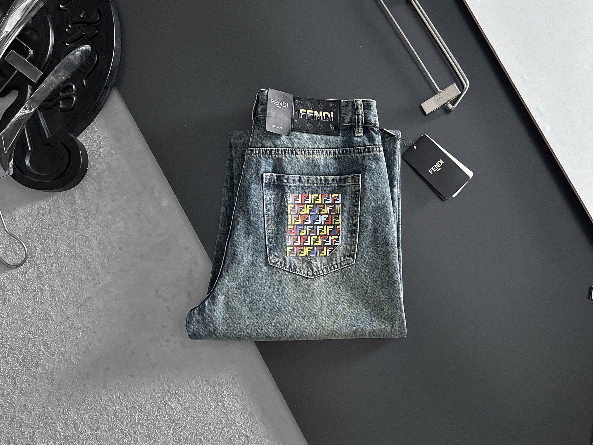 NO:870781,FENDI [Loose Straight Leg] Retro Gradient Jeans | A must-have for street coolness. The classic denim wash color is paired with a unique gradient effect. The color transitions naturally from deep to light, as if it carries traces of time, and directly adds a retro feel. The straight version does not pick up the leg shape, and can well modify the leg line, making it look straight and slim. The metal buckle and simple pocket design at the waistband are full of details.  Size 28-40, no 35 (next day shipping),, fendi, fendi, jeans,19860909FENDI芬迪【宽松直筒】复古渐变牛仔裤 | 街头酷感必备 经典牛仔水洗色搭配独特的渐变效果,颜色由深入浅的过渡自然,仿佛带着岁月的痕迹,复古感直接拉满. 直筒的版型不挑腿型,能够很好地修饰腿部线条,显直又显瘦.裤腰处的金属扣和简约口袋设计,细节感满满. 码数28-40,无35（隔天出货）,,fendi,fendi,jeans,,Men's clothing