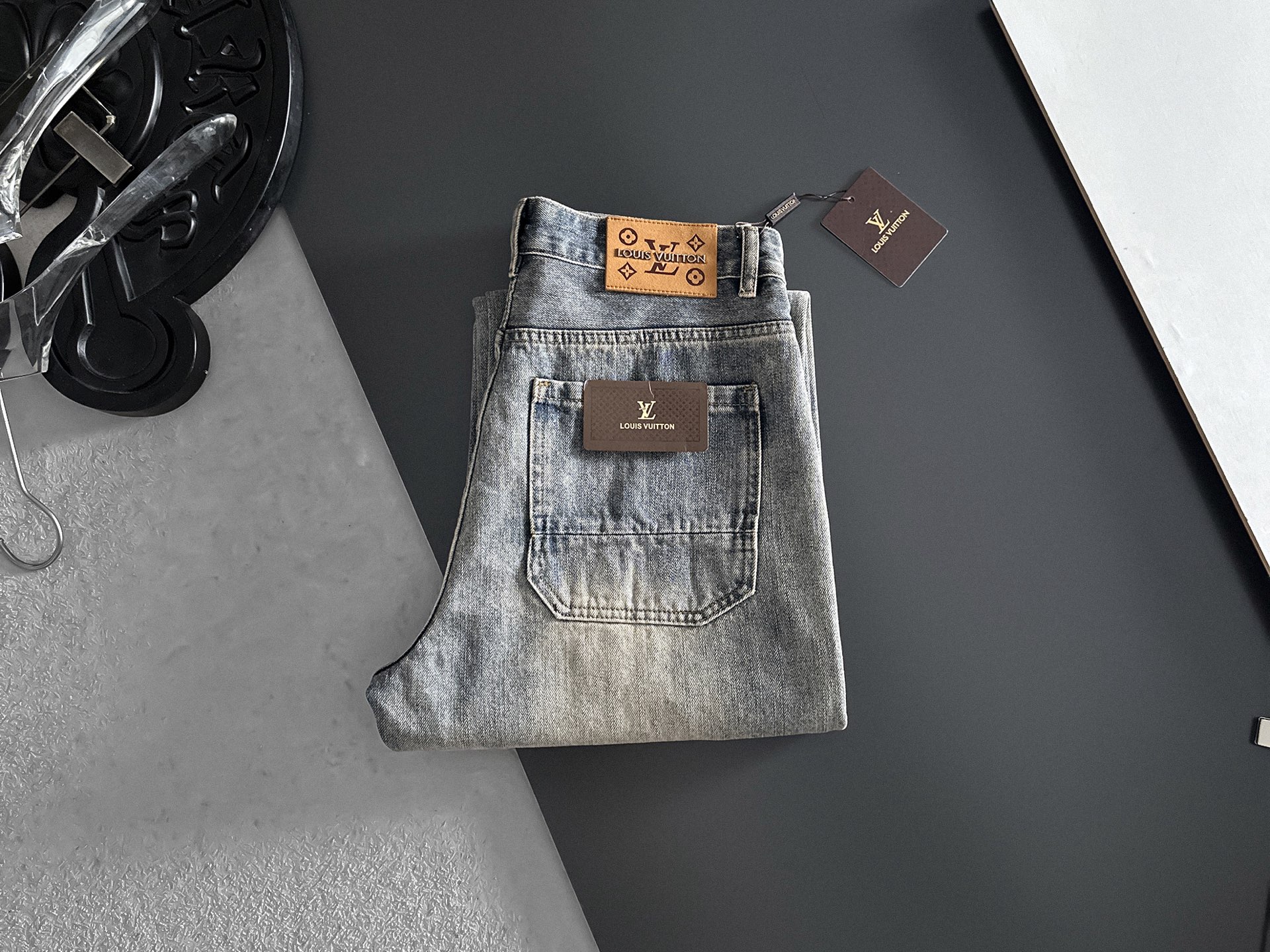 NO:870772,LV Louis Vuitton [Loose Straight Leg] Retro Gradient Jeans | A must-have for street coolness. The classic denim wash color is matched with a unique gradient effect. The color transitions naturally from deep to light, as if it carries traces of the years, and the retro feeling is straight away. The straight version does not pick up the leg shape, and can well modify the leg line, making it look straight and slim. The metal buckle and simple pocket design at the waistband are full of details. Size 28-38, no 35 (shipped next day),, louis  vuitton,louis vuitton,jeans,19860909LV路易威登【宽松直筒】复古渐变牛仔裤 | 街头酷感必备 经典牛仔水洗色搭配独特的渐变效果,颜色由深入浅的过渡自然,仿佛带着岁月的痕迹,复古感直接拉满. 直筒的版型不挑腿型,能够很好地修饰腿部线条,显直又显瘦.裤腰处的金属扣和简约口袋设计,细节感满满. 码数28-38,无35（隔天出货）,,louis vuitton,louis vuitton,jeans,,Men's clothing