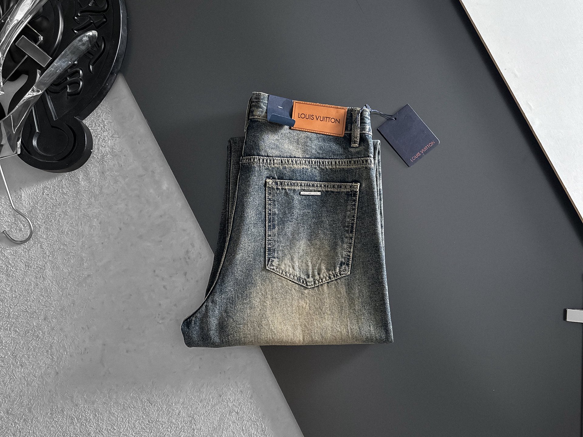 NO:870790,LV Louis Vuitton [Loose Straight Leg] Retro Gradient Jeans | A must-have for street coolness. The classic denim wash color is matched with a unique gradient effect. The color transitions naturally from deep to light, as if it carries traces of the years, and the retro feeling is straight away. The straight version does not pick up the leg shape, and can well modify the leg line, making it look straight and slim. The metal buckle and simple pocket design at the waistband are full of details. Size 28-38, no 35 (shipped next day),, louis  vuitton,louis vuitton,jeans,19860909LV路易威登【宽松直筒】复古渐变牛仔裤 | 街头酷感必备 经典牛仔水洗色搭配独特的渐变效果,颜色由深入浅的过渡自然,仿佛带着岁月的痕迹,复古感直接拉满. 直筒的版型不挑腿型,能够很好地修饰腿部线条,显直又显瘦.裤腰处的金属扣和简约口袋设计,细节感满满. 码数28-38,无35（隔天出货）,,louis vuitton,louis vuitton,jeans,,Men's clothing