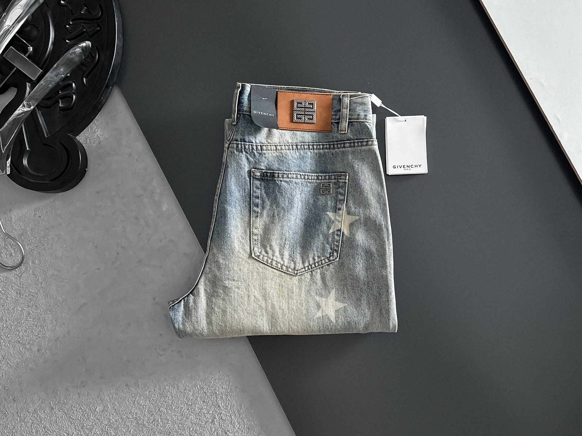 NO:870755,GIVENCHY [Loose Straight Leg] Retro Gradient Jeans | A must-have for street coolness. The classic denim wash color is paired with a unique gradient effect. The color transitions naturally from deep to light, as if it carries traces of time, and the retro feel is directly full. The straight version does not pick up the leg shape, and can well modify the leg line, making it look straight and slim. The metal buckle and simple pocket design at the waistband are full of details.  Size 28-38, no 35 (next day shipping),,givenchy,givenchy,jeans,19860909GIVENCHY纪梵希【宽松直筒】复古渐变牛仔裤 | 街头酷感必备 经典牛仔水洗色搭配独特的渐变效果,颜色由深入浅的过渡自然,仿佛带着岁月的痕迹,复古感直接拉满. 直筒的版型不挑腿型,能够很好地修饰腿部线条,显直又显瘦.裤腰处的金属扣和简约口袋设计,细节感满满. 码数28-38,无35（隔天出货）,,givenchy,givenchy,jeans,,Men's clothing