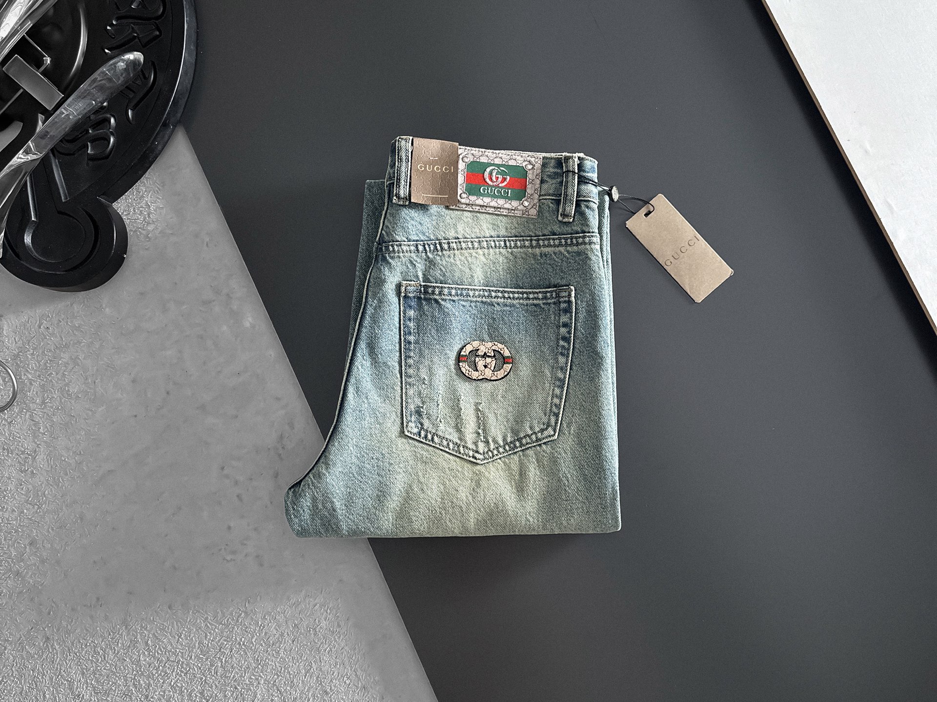 NO:870732,GUCCI [Loose Straight Leg] Retro Gradient Jeans | A must-have for street coolness. The classic denim wash color is paired with a unique gradient effect. The color transitions naturally from deep to light, as if it carries traces of time, and directly adds a retro feel. The straight version does not pick up the leg shape, and can well modify the leg line, making it appear straight and slim. The metal buckle and simple pocket design at the waistband are full of details.  Size 28-38, no 35 (next day shipping),,gucci,jeans,19860909GUCCI古奇【宽松直筒】复古渐变牛仔裤 | 街头酷感必备 经典牛仔水洗色搭配独特的渐变效果,颜色由深入浅的过渡自然,仿佛带着岁月的痕迹,复古感直接拉满. 直筒的版型不挑腿型,能够很好地修饰腿部线条,显直又显瘦.裤腰处的金属扣和简约口袋设计,细节感满满. 码数28-38,无35（隔天出货）,,gucci,jeans,,Men's clothing
