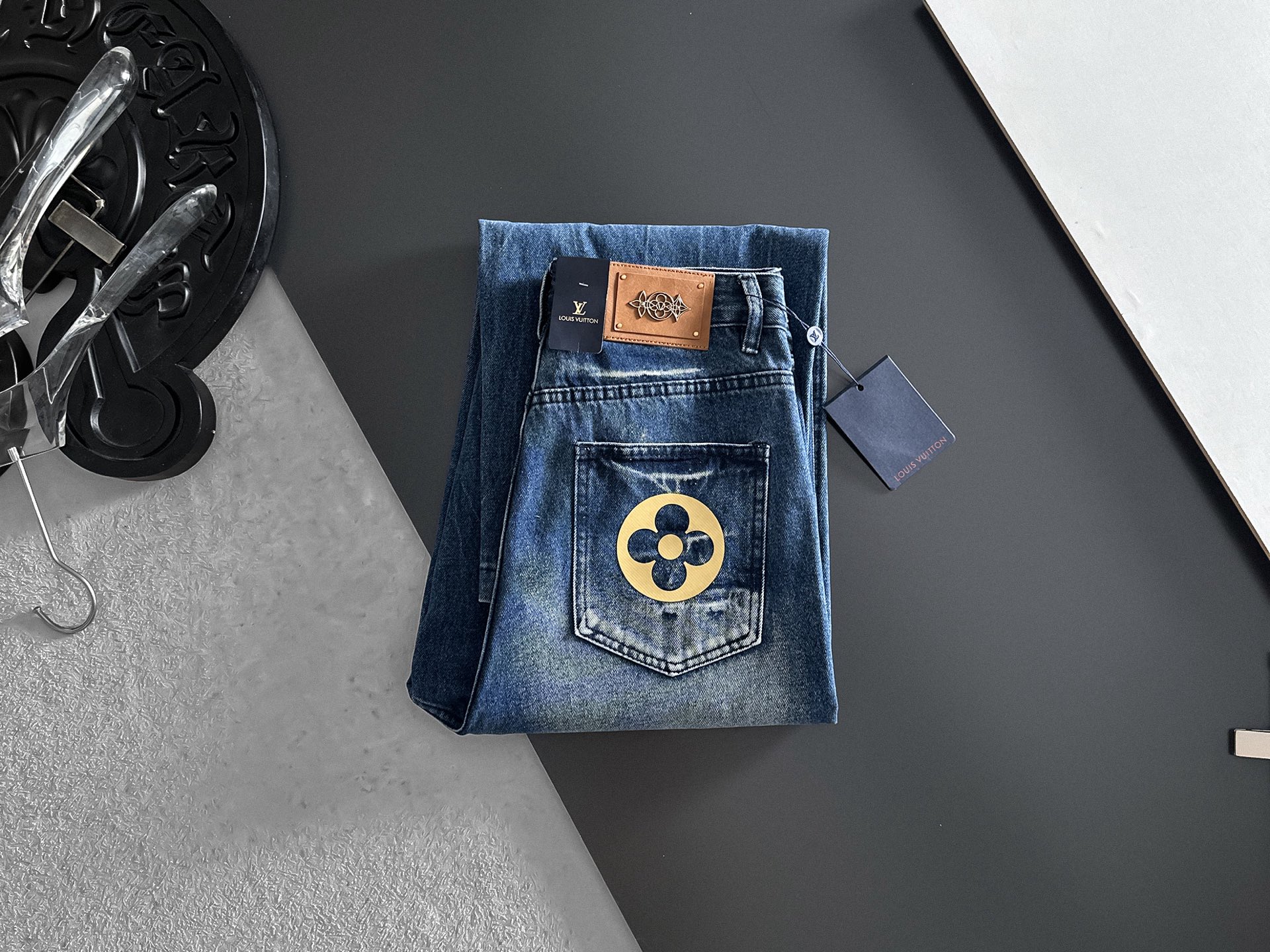 NO:870716,LV Louis Vuitton [Loose Straight Leg] Retro Gradient Jeans | A must-have for street coolness. The classic denim wash color is matched with a unique gradient effect. The color transitions naturally from deep to light, as if it carries traces of the years, and the retro feeling is straight away. The straight version does not pick up the leg shape, and can well modify the leg line, making it look straight and slim. The metal buckle and simple pocket design at the waistband are full of details. Size S-2XL (shipped next day), louis vuitton, louis  vuitton,jeans,19860909LV路易威登【宽松直筒】复古渐变牛仔裤 | 街头酷感必备 经典牛仔水洗色搭配独特的渐变效果,颜色由深入浅的过渡自然,仿佛带着岁月的痕迹,复古感直接拉满. 直筒的版型不挑腿型,能够很好地修饰腿部线条,显直又显瘦.裤腰处的金属扣和简约口袋设计,细节感满满. 码数S-2XL（隔天出货）,,louis vuitton,louis vuitton,jeans,,Men's clothing