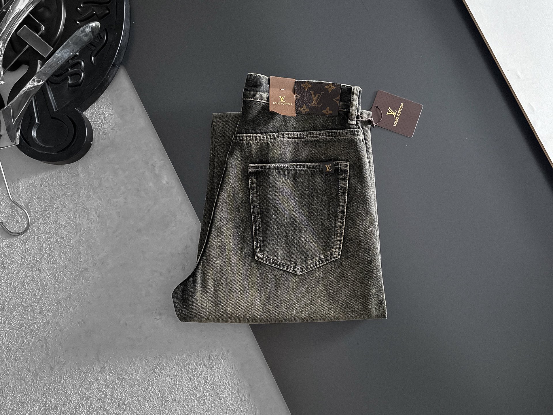 NO:870738,LV Louis Vuitton [Loose Straight Leg] Retro Gradient Jeans | A must-have for street coolness. The classic denim wash color is matched with a unique gradient effect. The color transitions naturally from deep to light, as if it carries traces of the years, and the retro feeling is straight away. The straight version does not pick up the leg shape, and can well modify the leg line, making it look straight and slim. The metal buckle and simple pocket design at the waistband are full of details. Size 28-38, no 35 (shipped next day),, louis  vuitton,louis vuitton,jeans,19860909LV路易威登【宽松直筒】复古渐变牛仔裤 | 街头酷感必备 经典牛仔水洗色搭配独特的渐变效果,颜色由深入浅的过渡自然,仿佛带着岁月的痕迹,复古感直接拉满. 直筒的版型不挑腿型,能够很好地修饰腿部线条,显直又显瘦.裤腰处的金属扣和简约口袋设计,细节感满满. 码数28-38,无35（隔天出货）,,louis vuitton,louis vuitton,jeans,,Men's clothing