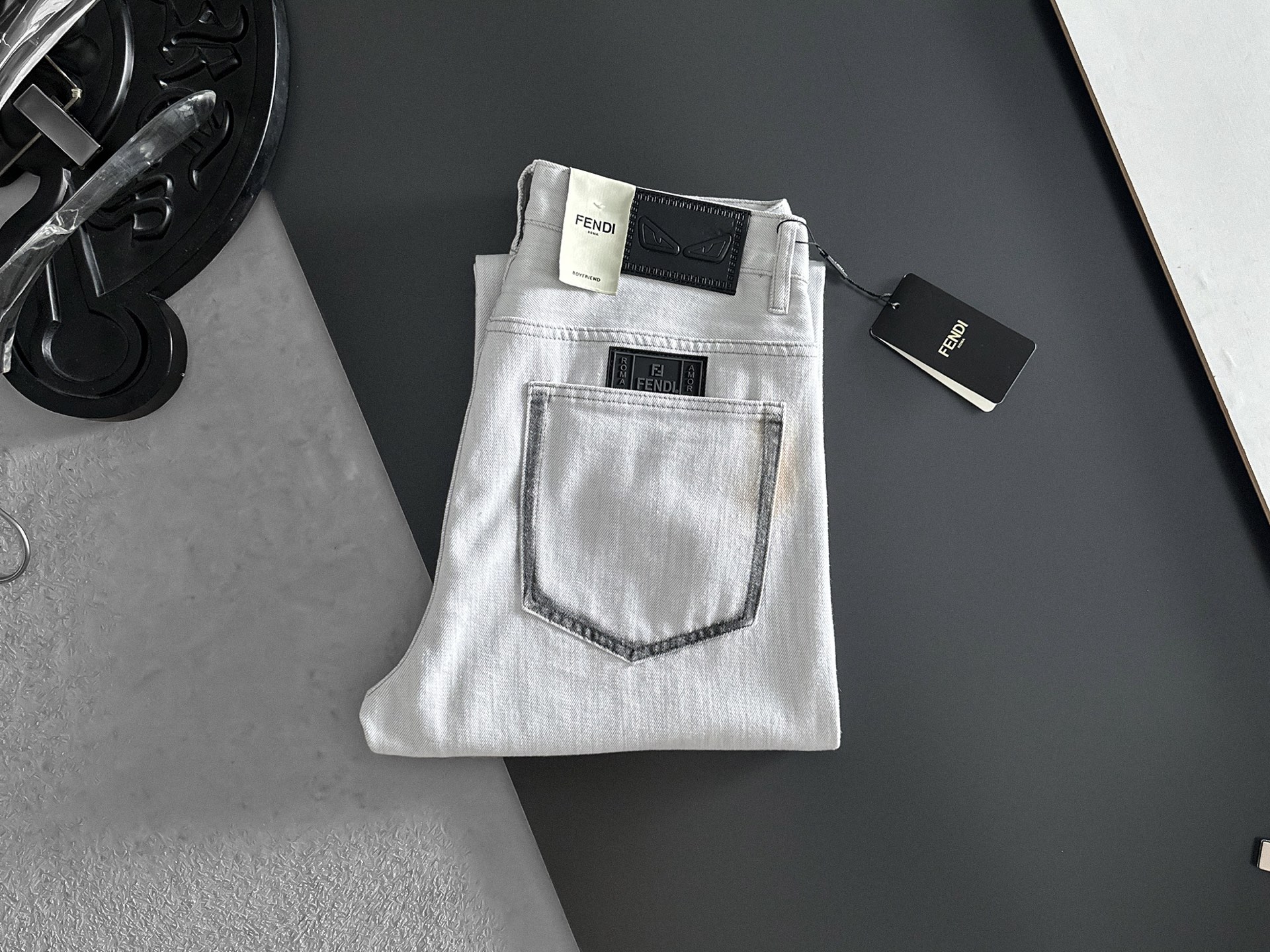 NO:870695,FENDI [Loose Straight Leg] Retro Gradient Jeans | A must-have for street coolness. The classic denim wash color is paired with a unique gradient effect. The color transitions naturally from deep to light, as if it carries traces of time, and directly adds a retro feel. The straight version does not pick up the leg shape, and can well modify the leg line, making it look straight and slim. The metal buckle and simple pocket design at the waistband are full of details.  Size 28-38, no 35 (shipped next day),, fendi, fendi, jeans,19860909FENDI芬迪【宽松直筒】复古渐变牛仔裤 | 街头酷感必备 经典牛仔水洗色搭配独特的渐变效果,颜色由深入浅的过渡自然,仿佛带着岁月的痕迹,复古感直接拉满. 直筒的版型不挑腿型,能够很好地修饰腿部线条,显直又显瘦.裤腰处的金属扣和简约口袋设计,细节感满满. 码数28-38,无35（隔天出货）,,fendi,fendi,jeans,,Men's clothing