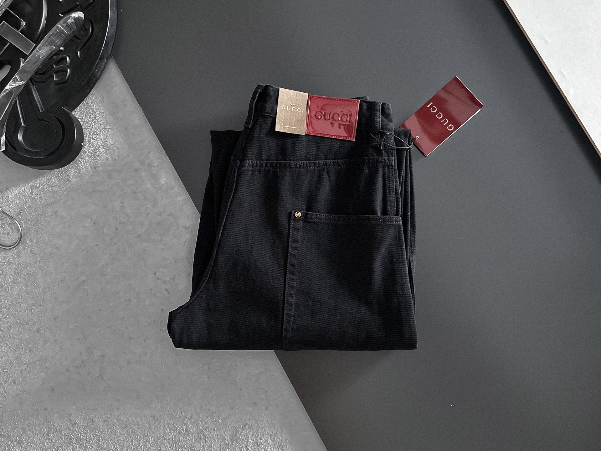 NO:870747,GUCCI [Loose Straight Leg] Retro Gradient Jeans | A must-have for street coolness. The classic denim wash color is paired with a unique gradient effect. The color transitions naturally from deep to light, as if it carries traces of time, and directly adds a retro feel. The straight version does not pick up the leg shape, and can well modify the leg line, making it appear straight and slim. The metal buckle and simple pocket design at the waistband are full of details.  Size 28-38, no 35 (next day shipping),,gucci,jeans,19860909GUCCI古奇【宽松直筒】复古渐变牛仔裤 | 街头酷感必备 经典牛仔水洗色搭配独特的渐变效果,颜色由深入浅的过渡自然,仿佛带着岁月的痕迹,复古感直接拉满. 直筒的版型不挑腿型,能够很好地修饰腿部线条,显直又显瘦.裤腰处的金属扣和简约口袋设计,细节感满满. 码数28-38,无35（隔天出货）,,gucci,jeans,,Men's clothing