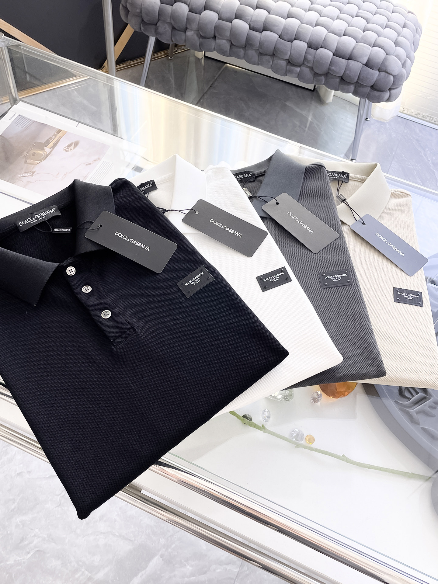 NO:510944,The new polo shirt, business casual lapel short-sleeved T-shirt in 2025 spring and summer, the exquisitely integrated tailoring style sets off a minimalist design style, revealing the elegant style at a glance!  High gram weight 260g pure cotton bead floor fabric, quality first, the material will never disappoint, the cloth surface is fine and smooth, soft and skin-friendly, full cotton, with elasticity, high-end body and crisp and stylish, size M-3XL, T-shirt,tees, t-shirt,alexander wang198609092025春夏新款polo衫商务休闲翻领短袖T恤,精致合体的剪裁版型衬托出了极简主义的设计风格,把优雅风展露的一览无余！高克重260g纯棉珠地面料,品质至上,用料永远不会让人失望,布面精细光滑,柔软亲肤,棉质饱满,附有弹力 ,上身高档的同时又挺括有型,尺码M-3XL,,T-shirt,tees，t-shirt,alexander wang,Men's clothing