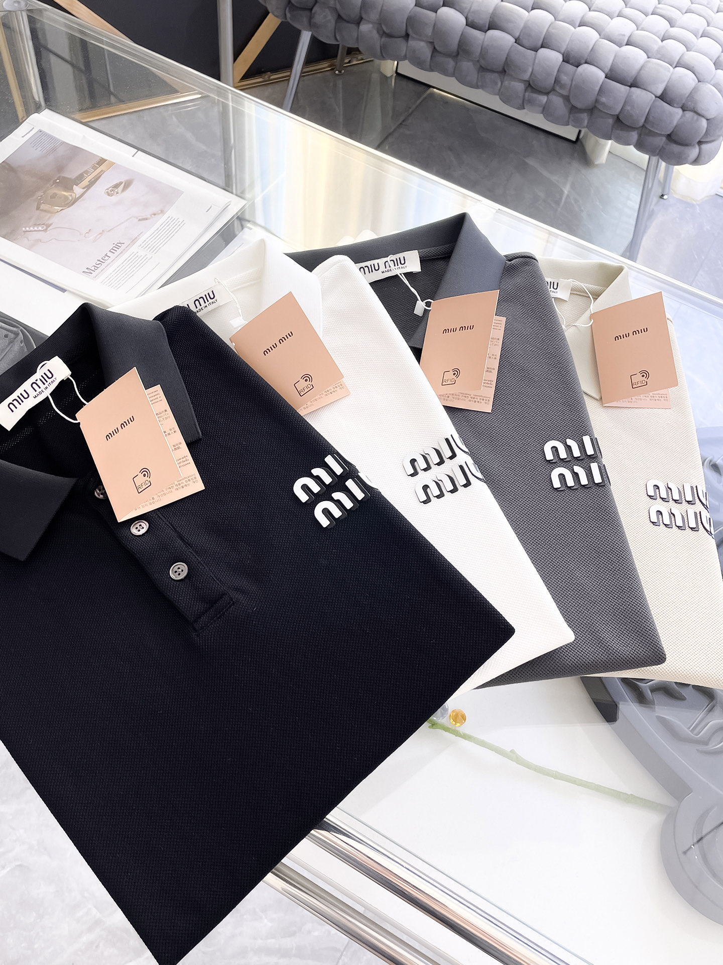 NO:512887,The new polo shirt, business casual lapel short-sleeved T-shirt in 2025 spring and summer, the exquisitely integrated tailoring style sets off a minimalist design style, revealing the elegant style at a glance!  High gram weight 260g pure cotton bead floor fabric, quality first, the material will never disappoint, the cloth surface is fine and smooth, soft and skin-friendly, full cotton, with elasticity, high-end body and crisp and stylish, size M-3XL, T-shirt,tees, t-shirt,alexander wang198609092025春夏新款polo衫商务休闲翻领短袖T恤,精致合体的剪裁版型衬托出了极简主义的设计风格,把优雅风展露的一览无余！高克重260g纯棉珠地面料,品质至上,用料永远不会让人失望,布面精细光滑,柔软亲肤,棉质饱满,附有弹力 ,上身高档的同时又挺括有型,尺码M-3XL,,T-shirt,tees，t-shirt,alexander wang,Men's clothing