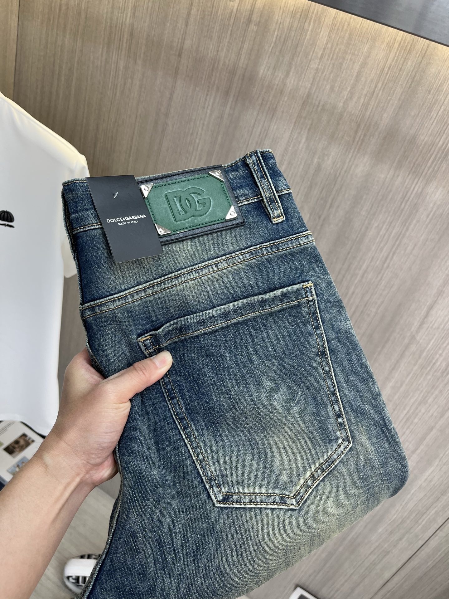 NO:906585,DG Dolce & Gabbana 2026 new men's jeans. The fabric has good elasticity. Exclusively available on the official website. Fashionable and elegant. Heavy craftsmanship design. Uses original color yeast washing process. Selected imported heavy denim denim fabric. Equipped with counter hardware decoration. Genuine leather label. Exquisite stitching. Big brand style. Worth owning. Size 28-38, shipped next day, Dolce&Gabbana,jeans,19860909DG杜嘉班纳 2026新品男士牛仔裤 面料弹性好.独家发售 官网同步 时尚优雅 重工艺设计.采用原色酵母水洗工艺 精选进口重磅丹宁牛仔面料 配专柜五金装饰 真皮皮牌 精致车线 大牌风范 值得拥有.码数28-38,隔天出货,,Dolce&Gabbana,jeans,,Men's clothing