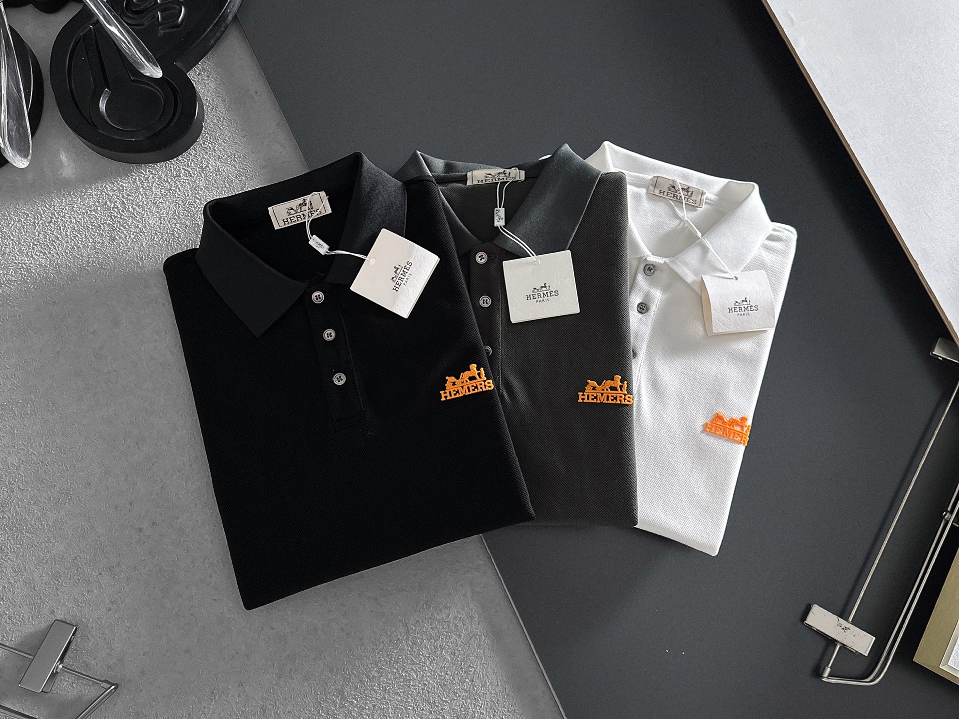 NO:419768,The new polo shirt, business casual lapel short-sleeved T-shirt in 2025 spring and summer, the exquisitely integrated tailoring style sets off a minimalist design style, revealing the elegant style at a glance!  High gram weight 260g pure cotton bead floor fabric, quality first, the material will never disappoint, the cloth surface is fine and smooth, soft and skin-friendly, full cotton, with elasticity, high-end body and crisp and stylish, size M-3XL, T-shirt,tees, t-shirt,alexander wang198609092025春夏新款polo衫商务休闲翻领短袖T恤,精致合体的剪裁版型衬托出了极简主义的设计风格,把优雅风展露的一览无余！高克重260g纯棉珠地面料,品质至上,用料永远不会让人失望,布面精细光滑,柔软亲肤,棉质饱满,附有弹力 ,上身高档的同时又挺括有型,尺码M-3XL,,T-shirt,tees，t-shirt,alexander wang,Men's clothing