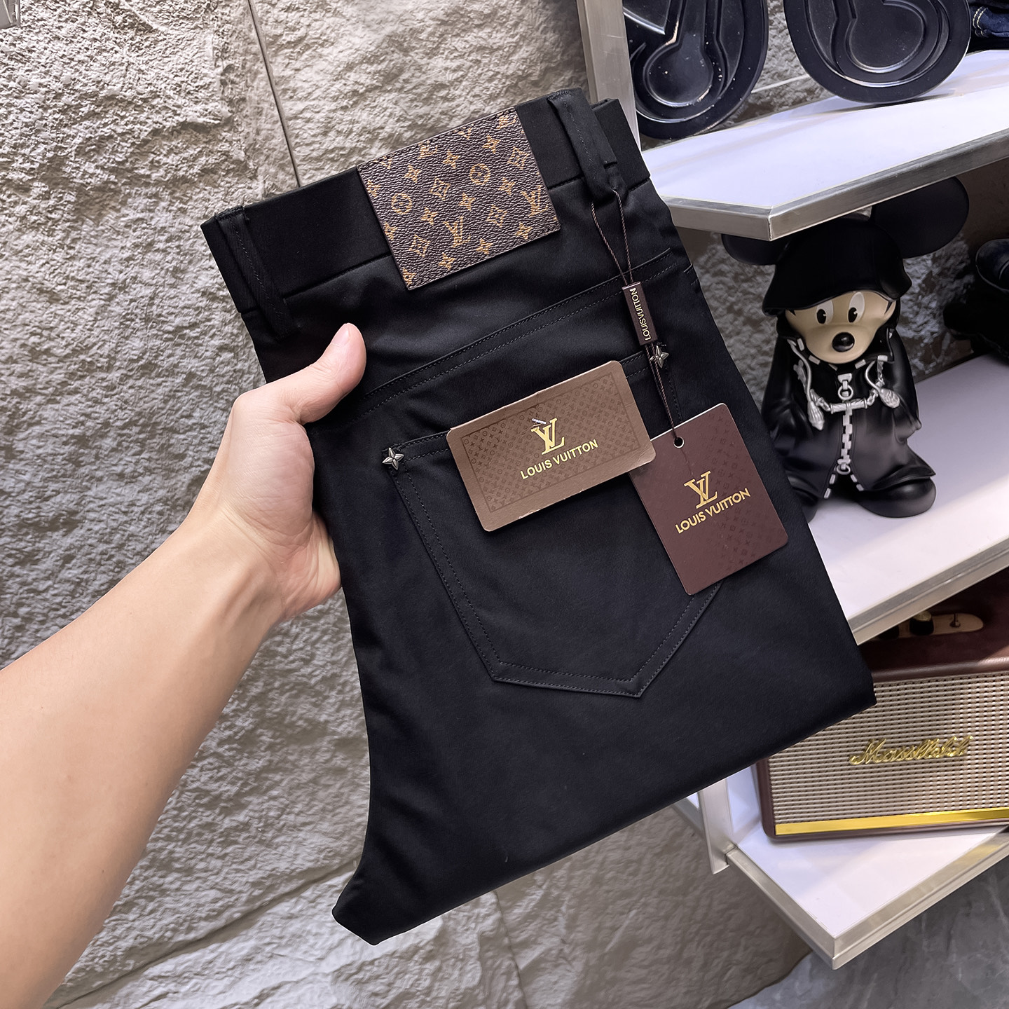 NO:914091,LV Louis Vuitton casual pants, new trousers, four seasons style, special fabric for advanced custom pants, customized original hardware, heavy craftsmanship, fine turning and wiring, customized fabric, soft and comfortable, significant texture, exquisite accessories, excellent upper body effect, complete three standards, standard size 29-38, no 35 (shipped next day),, louis vuitton, louis vuitton,19860909LV路易威登 休闲裤 西裤新款 四季款 高级定制裤子专用面料 定制原版五金 重工工艺打造 车工走线精细 定制面料 柔软舒适 质感显著 辅料精美 上身效果超赞 三标齐全 标准尺码29-38,无35（隔天出货）,,louis vuitton,louis vuitton,,Men's clothing