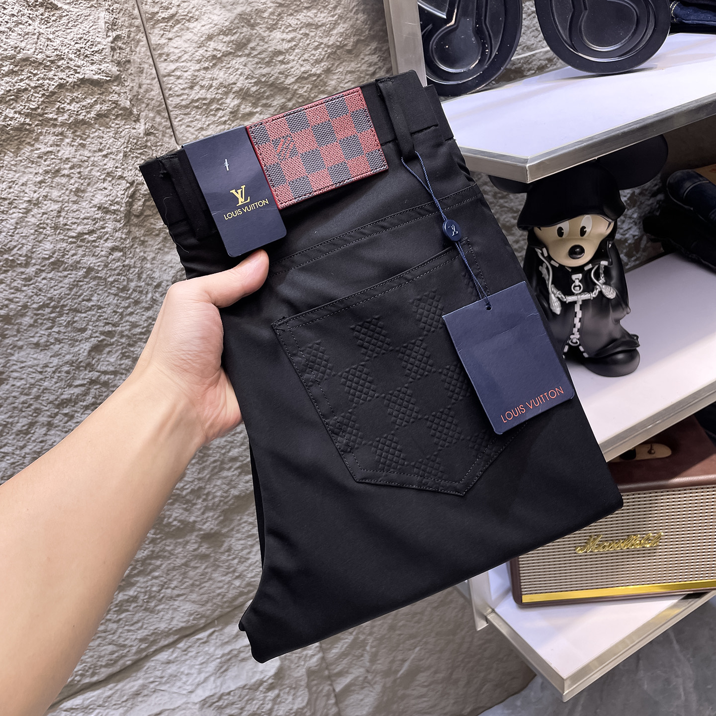 NO:877889,LV Louis Vuitton casual pants, new trousers, four seasons style, special fabric for advanced custom pants, customized original hardware, heavy craftsmanship, fine turning and wiring, customized fabric, soft and comfortable, significant texture, exquisite accessories, excellent upper body effect, complete three standards, standard size 29-38, no 35 (shipped next day),, louis vuitton, louis vuitton,19860909LV路易威登 休闲裤 西裤新款 四季款 高级定制裤子专用面料 定制原版五金 重工工艺打造 车工走线精细 定制面料 柔软舒适 质感显著 辅料精美 上身效果超赞 三标齐全 标准尺码29-38,无35（隔天出货）,,louis vuitton,louis vuitton,,Men's clothing