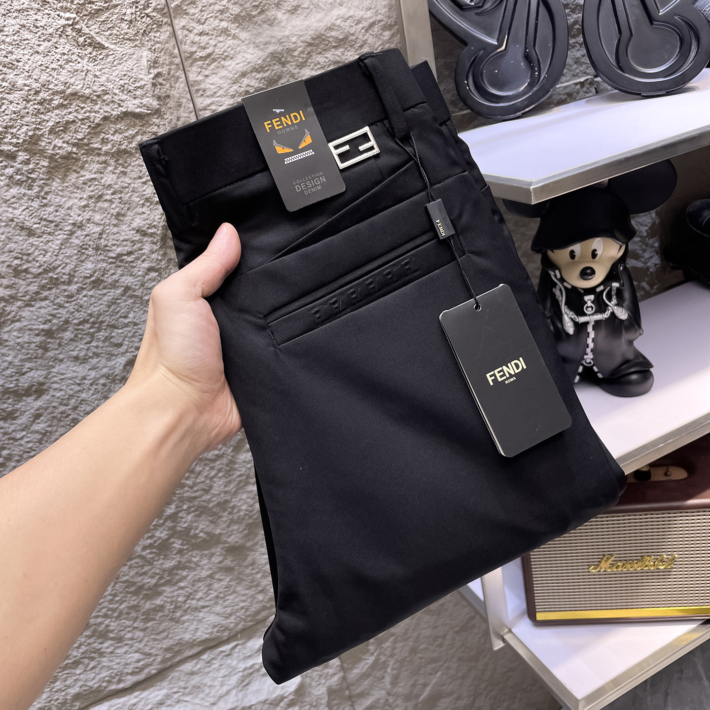 NO:913359,FENDI Fendi casual pants, new style of trousers, four-season style, special fabric for advanced custom trousers, customized original hardware, heavy craftsmanship, fine turning and wiring, customized fabric, soft and comfortable, significant texture, exquisite accessories, great upper body effect, complete three standards, standard size 29-38, no 35 (shipped next day),,fendi,fendi,19860909FENDI芬迪 休闲裤 西裤新款 四季款 高级定制裤子专用面料 定制原版五金 重工工艺打造 车工走线精细 定制面料 柔软舒适 质感显著 辅料精美 上身效果超赞 三标齐全 标准尺码29-38,无35（隔天出货）,,fendi,fendi,,Men's clothing