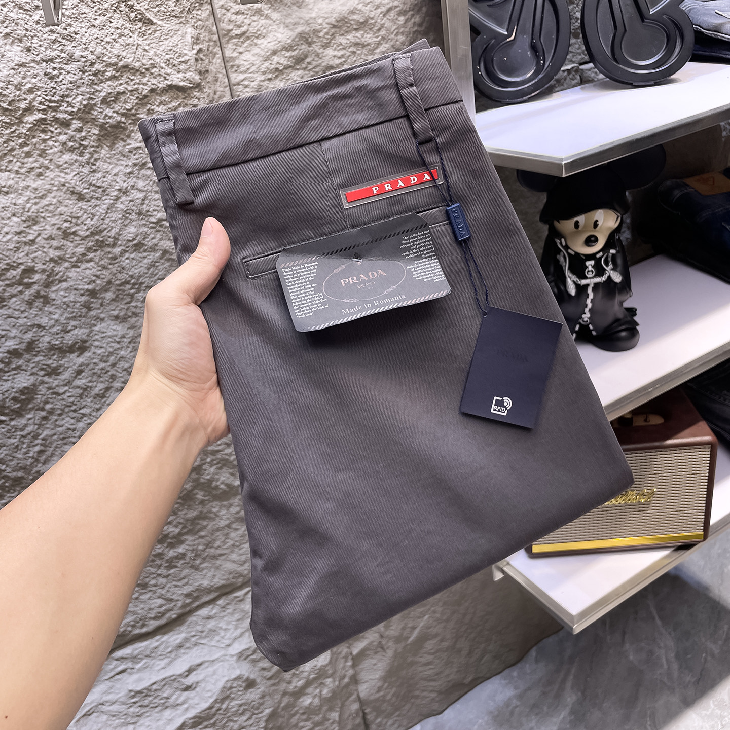 NO:877884,PRADA Casual pants, trousers, new style, four seasons, special fabric for advanced custom trousers, customized original hardware, heavy craftsmanship, fine turning and wiring, customized fabric, soft and comfortable, significant texture, exquisite accessories, great upper body effect, complete three standards, standard size 29-40, no 35 (shipped next day), prada, prada,19860909PRADA普拉达 休闲裤 西裤 新款 四季款 高级定制裤子专用面料 定制原版五金 重工工艺打造 车工走线精细 定制面料 柔软舒适 质感显著 辅料精美 上身效果超赞 三标齐全 标准尺码29-40,无35（隔天出货）,,prada,prada,,Men's clothing