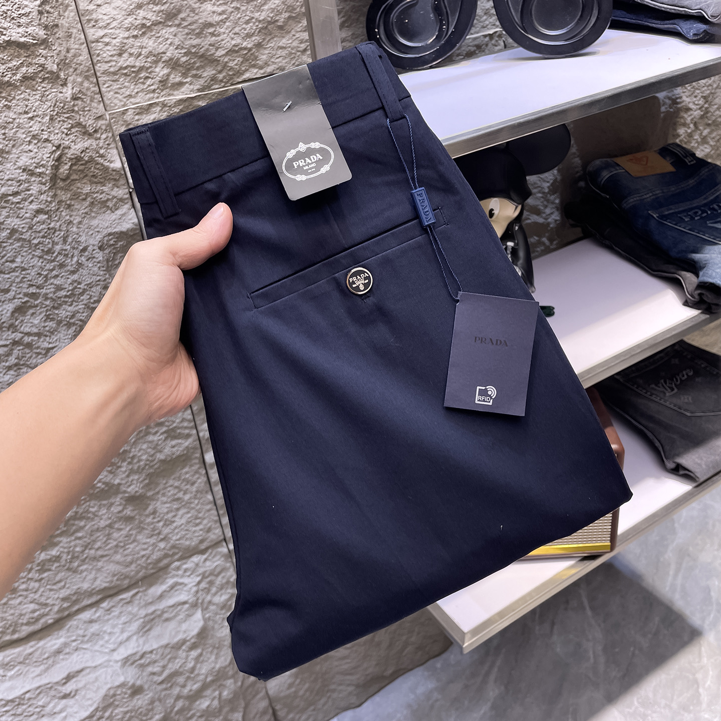 NO:913355,PRADA Casual pants, new style of trousers, four-season style, special fabric for advanced custom trousers, customized original hardware, heavy craftsmanship, fine turning and wiring, customized fabric, soft and comfortable, significant texture, exquisite accessories, great upper body effect, complete with three standards, standard size 29-36, no 35 (shipped next day),, prada, prada,19860909PRADA普拉达 休闲裤 西裤新款 四季款 高级定制裤子专用面料 定制原版五金 重工工艺打造 车工走线精细 定制面料 柔软舒适 质感显著 辅料精美 上身效果超赞 三标齐全 标准尺码29-36,无35（隔天出货）,,prada,prada,,Men's clothing