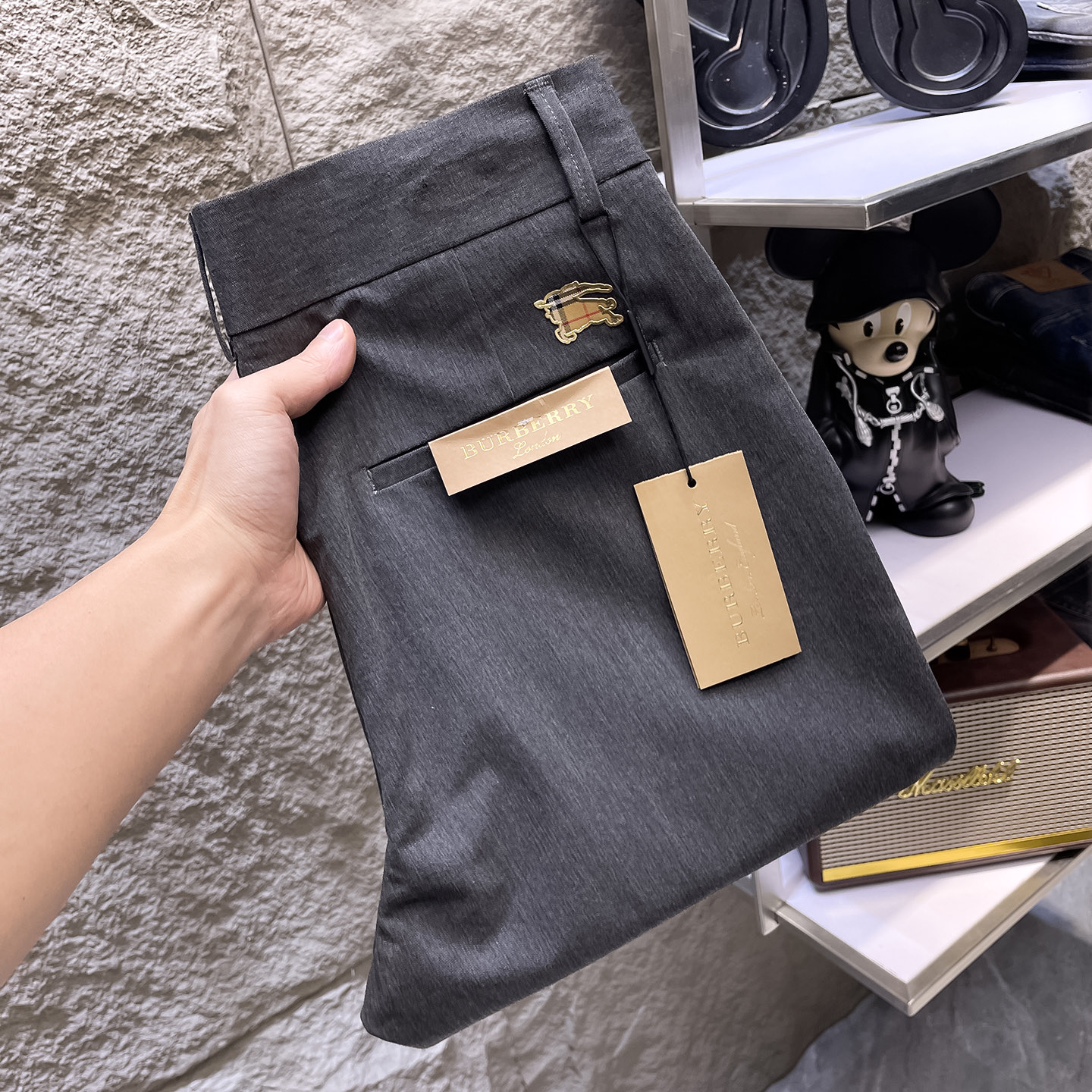 NO:877894,BURBERRY casual pants, new trousers, four seasons, special fabric for advanced custom pants, customized original hardware, heavy craftsmanship, fine turning and routing, customized fabrics, soft and comfortable, significant texture, exquisite accessories, great upper body effect, complete three standards, standard size 29-36, no 35 (shipped next day),, burberry, burberry,19860909BURBERRY巴宝莉 休闲裤 西裤新款 四季款 高级定制裤子专用面料 定制原版五金 重工工艺打造 车工走线精细 定制面料 柔软舒适 质感显著 辅料精美 上身效果超赞 三标齐全 标准尺码29-36,无35（隔天出货）,,burberry,burberry,,Men's clothing