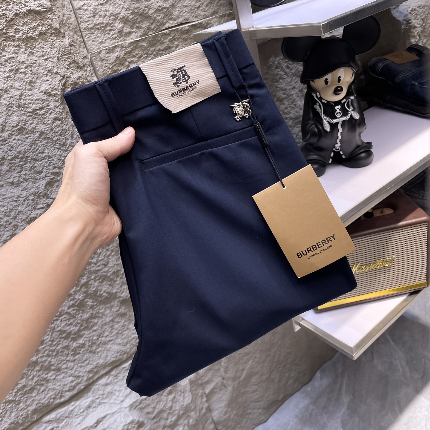 NO:913351,BURBERRY casual pants, new trousers, four seasons, special fabric for advanced custom pants, customized original hardware, heavy craftsmanship, fine turning and routing, customized fabrics, soft and comfortable, significant texture, exquisite accessories, great upper body effect, complete three standards, standard size 29-36, no 35 (shipped next day),, burberry, burberry,19860909BURBERRY巴宝莉 休闲裤 西裤新款 四季款 高级定制裤子专用面料 定制原版五金 重工工艺打造 车工走线精细 定制面料 柔软舒适 质感显著 辅料精美 上身效果超赞 三标齐全 标准尺码29-36,无35（隔天出货）,,burberry,burberry,,Men's clothing