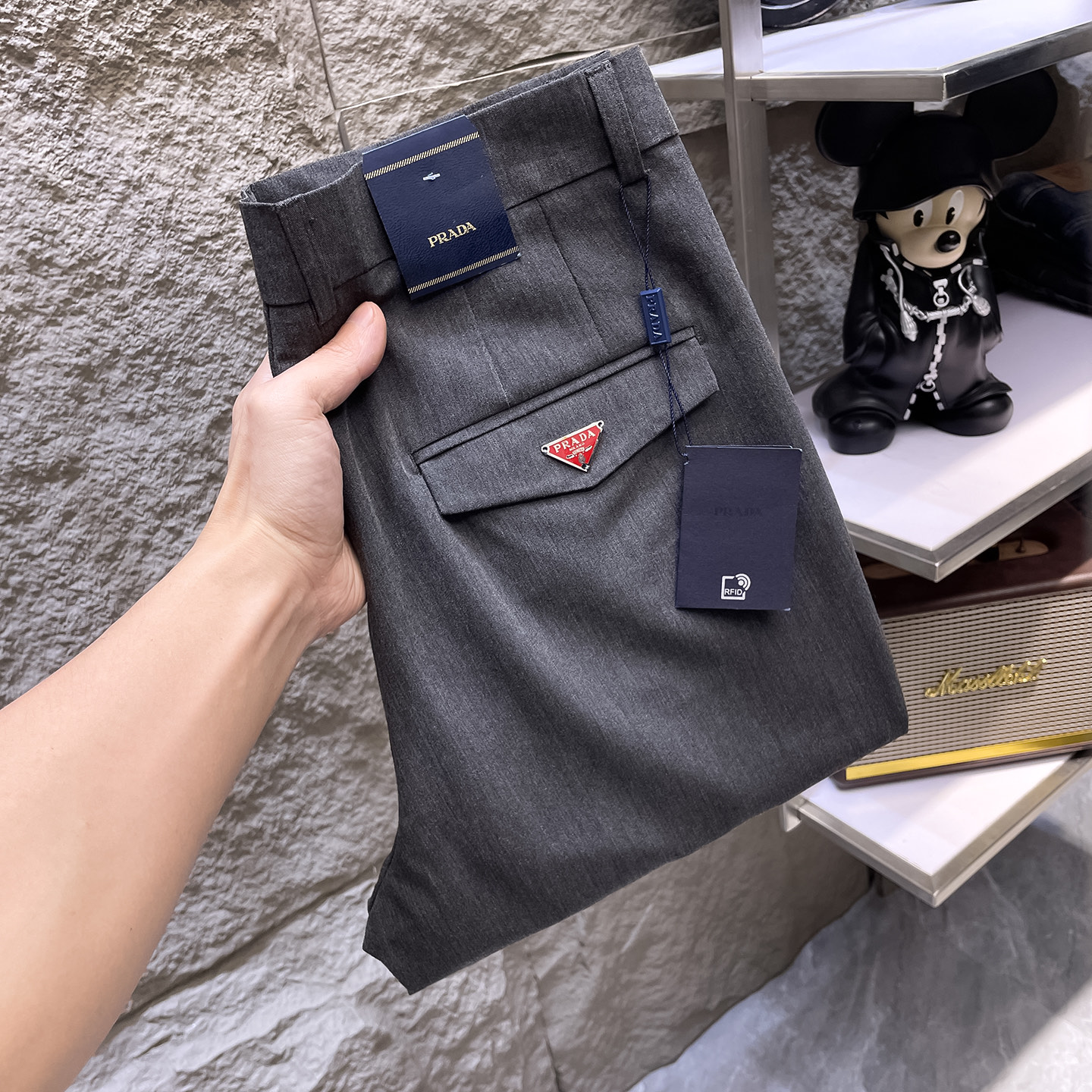 NO:913349,PRADA Casual pants, new style of trousers, four-season style, special fabric for advanced custom trousers, customized original hardware, heavy craftsmanship, fine turning and wiring, customized fabric, soft and comfortable, significant texture, exquisite accessories, great upper body effect, complete with three standards, standard size 29-36, no 35 (shipped next day),, prada, prada,19860909PRADA普拉达 休闲裤 西裤新款 四季款 高级定制裤子专用面料 定制原版五金 重工工艺打造 车工走线精细 定制面料 柔软舒适 质感显著 辅料精美 上身效果超赞 三标齐全 标准尺码29-36,无35（隔天出货）,,prada,prada,,Men's clothing