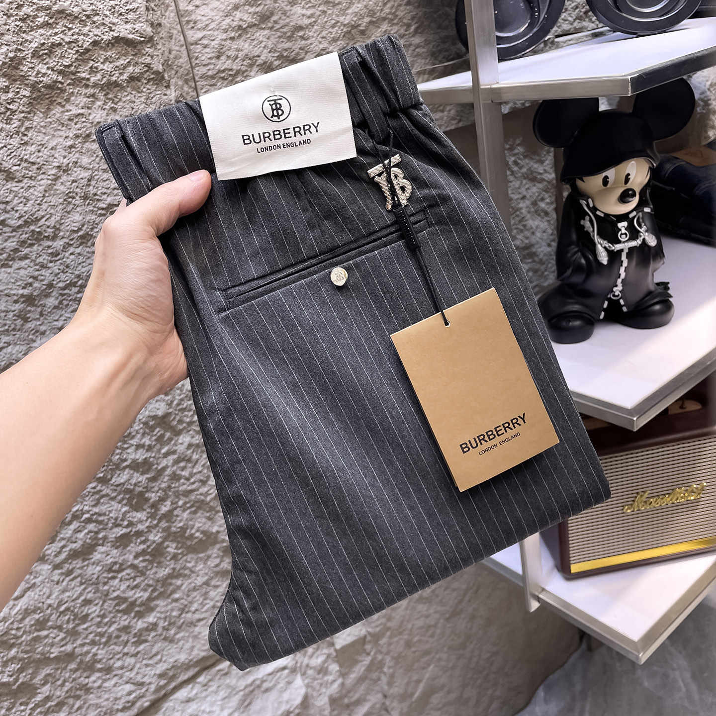 NO:877879,BURBERRY casual pants, trousers, new style, four seasons, special fabric for advanced custom pants, customized original hardware, heavy craftsmanship, fine lathe wiring, customized fabric, soft and comfortable, significant texture, exquisite accessories, great upper body effect, complete three standards, standard size 29-38, no 35 (shipped next day),, burberry, burberry,19860909BURBERRY巴宝莉 休闲裤 西裤 新款 四季款 高级定制裤子专用面料 定制原版五金 重工工艺打造 车工走线精细 定制面料 柔软舒适 质感显著 辅料精美 上身效果超赞 三标齐全 标准尺码29-38,无35（隔天出货）,,burberry,burberry,,Men's clothing