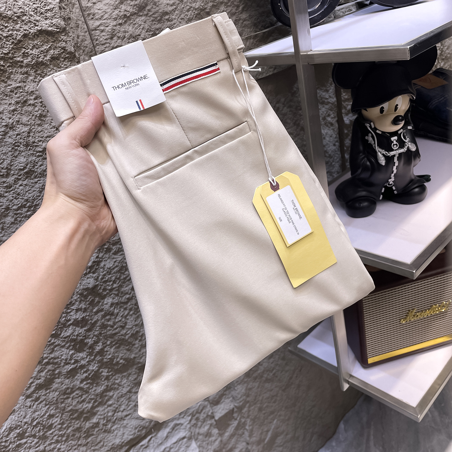 NO:913353,TB Thom Brown casual pants, new style of trousers, four-season style, special fabric for advanced custom pants, customized original hardware, heavy craftsmanship, fine turning and wiring, customized fabric, soft and comfortable, significant texture, exquisite accessories, great upper body effect, complete three standards, standard size 29-36, no 35 (shipped next day),,thom browne,19860909TB汤姆布朗 休闲裤 西裤新款 四季款 高级定制裤子专用面料 定制原版五金 重工工艺打造 车工走线精细 定制面料 柔软舒适 质感显著 辅料精美 上身效果超赞 三标齐全 标准尺码29-36,无35（隔天出货）,,thom browne,,Men's clothing