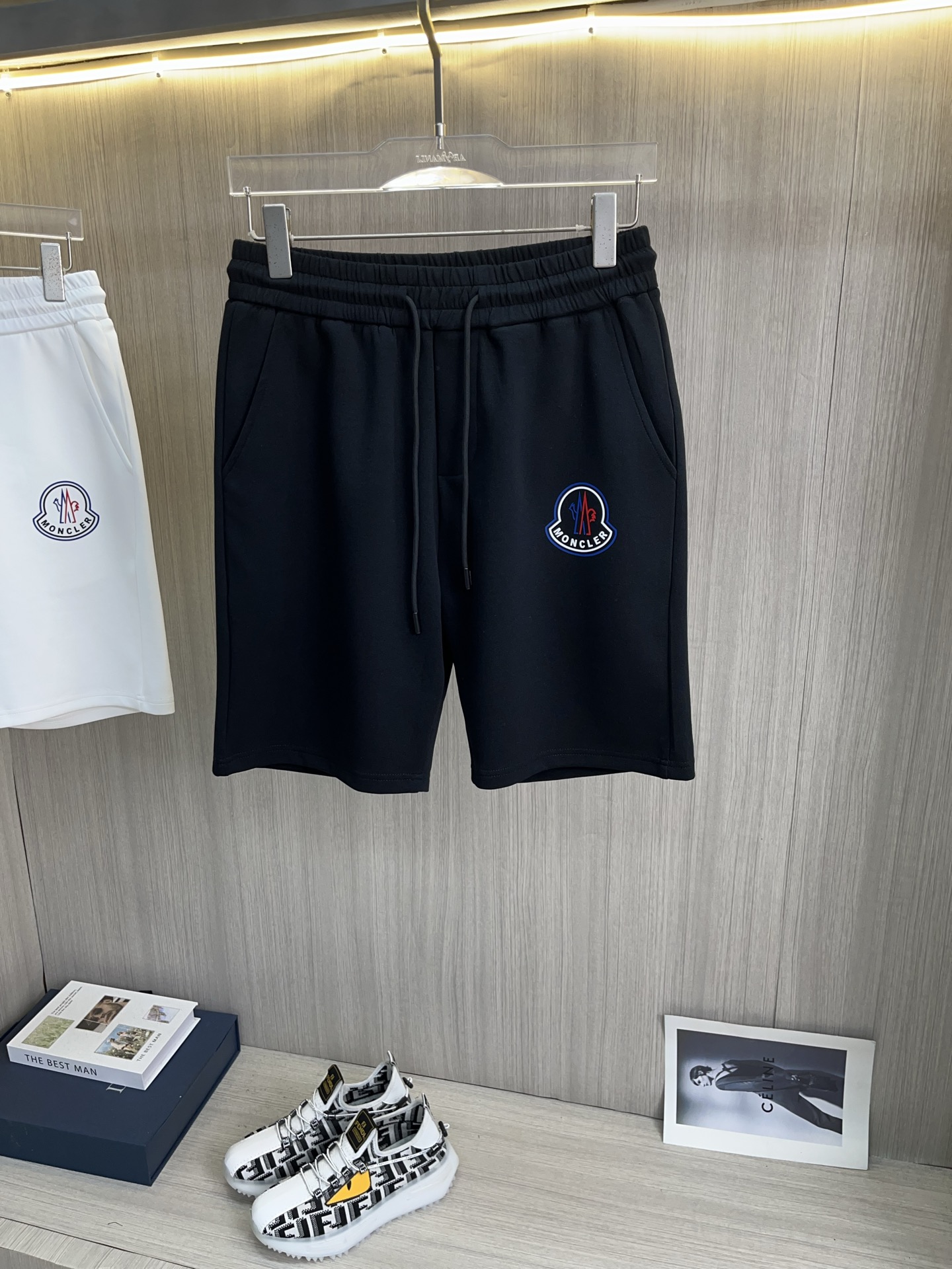 NO:954834,MONCLER Mouth Mouth New Style is here, 2026 spring and summer new casual pants and shorts, imported high-density customized mamba cotton fabric, comfortable, soft and skin-friendly, straight and not easy to wrinkle, simple and clear, super versatile upper body effect, super fashionable and versatile, straight and stylish, a wardrobe must-have!  Suitable for any occasion, sizes M-3XL, Moncler, shorts,19860909MONCLER蒙口 新款来袭 2026春夏新款休闲裤短裤,进口高密度定制曼巴棉面料,舒适柔软亲肤,笔挺不易起皱,简单明了,超级百搭上身效果超级棒时尚百搭,笔挺有型,衣橱必备！适合任何场合穿着,码数M-3XL,,Moncler,shorts,,Men's clothing