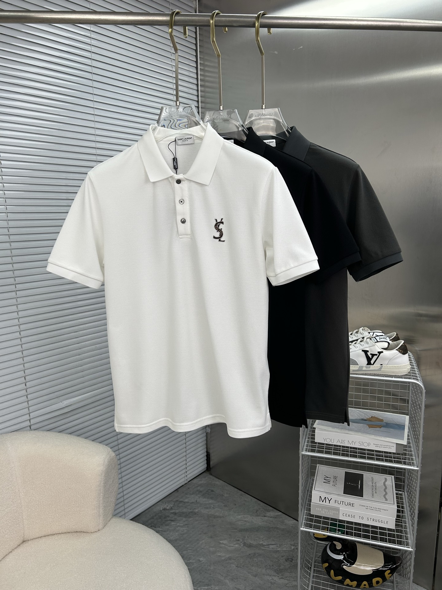 NO:877558,YSL Saint Laurent 2025 spring and summer new polo shirt business casual lapel short-sleeved T-shirt, the exquisite and fitted tailoring sets off the minimalist design style, showing the elegant style at a glance!  High gram weight 260g pure cotton pique fabric, the quality is supreme, the materials will never disappoint, the fabric surface is fine and smooth, soft and skin-friendly, the cotton is full, with elasticity, the upper body is high-end and crisp and stylish, size M-3XL,, saint laurent, saint laurent, T-shirt, tees, t-shirt,19860909YSL圣罗兰 2025春夏新款polo衫商务休闲翻领短袖T恤,精致合体的剪裁版型衬托出了极简主义的设计风格,把优雅风展露的一览无余！高克重260g纯棉珠地面料,品质至上,用料永远不会让人失望,布面精细光滑,柔软亲肤,棉质饱满,附有弹力 ,上身高档的同时又挺括有型,尺码M-3XL,,saint laurent,saint laurent,T-shirt,tees，t-shirt,,Men's clothing