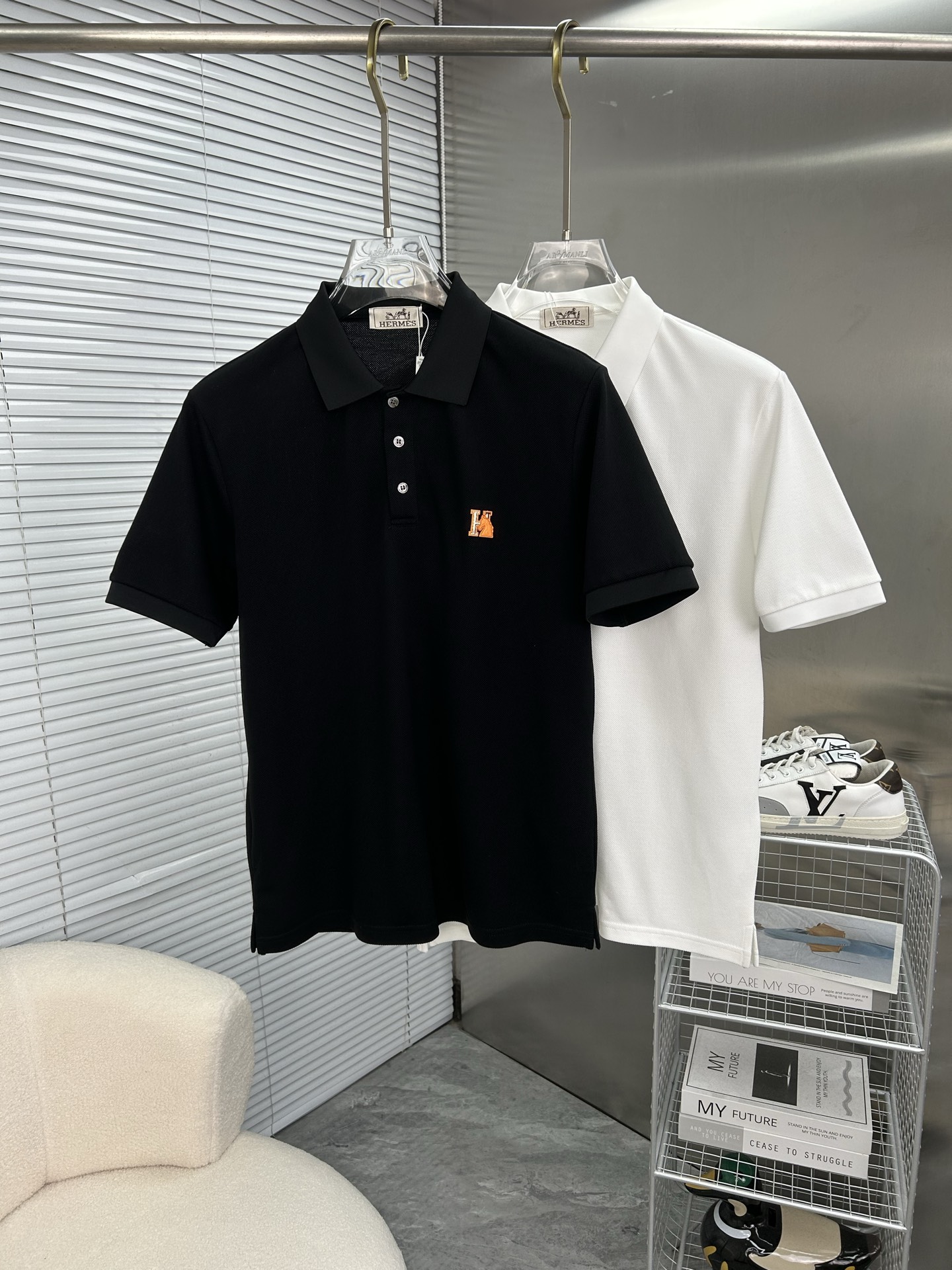 NO:877564,HERMES 2025 spring and summer new polo shirt business casual lapel short-sleeved T-shirt, the exquisite and fitted tailoring sets off the minimalist design style, showing the elegant style at a glance!  High gram weight 260g pure cotton pique fabric, the quality is supreme, the materials will never disappoint, the fabric surface is fine and smooth, soft and skin-friendly, the cotton is full, with elasticity, the upper body is high-end and crisp and stylish at the same time, sizes M-3XL,, hermes, hermes, T-shirt, tees, t-shirt,19860909HERMES爱马仕 2025春夏新款polo衫商务休闲翻领短袖T恤,精致合体的剪裁版型衬托出了极简主义的设计风格,把优雅风展露的一览无余！高克重260g纯棉珠地面料,品质至上,用料永远不会让人失望,布面精细光滑,柔软亲肤,棉质饱满,附有弹力 ,上身高档的同时又挺括有型,尺码M-3XL,,hermes,hermes,T-shirt,tees，t-shirt,,Men's clothing