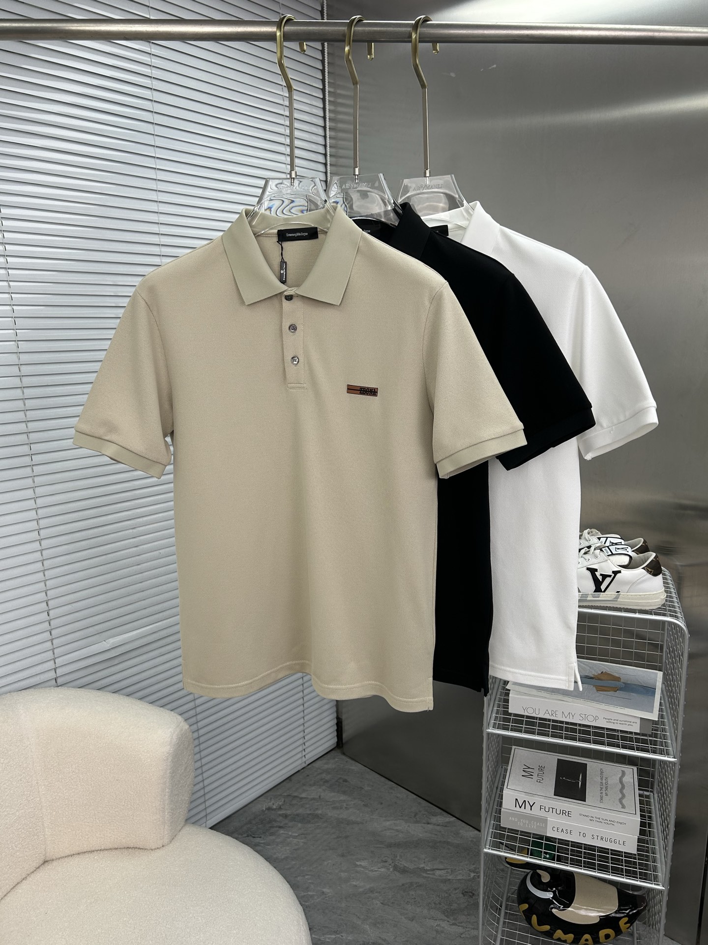 NO:877570,ZEGNA 2025 spring and summer new polo shirt business casual lapel short-sleeved T-shirt, the exquisite and fitted tailoring sets off the minimalist design style, showing the elegant style at a glance!  High gram weight 260g pure cotton pique fabric, the quality is supreme, the materials will never disappoint, the fabric surface is fine and smooth, soft and skin-friendly, the cotton is full, with elasticity, the upper body is high-end and crisp and stylish at the same time, sizes M-3XL,,zegna,T-shirt,tees,t-shirt,19860909ZEGNA杰尼亚 2025春夏新款polo衫商务休闲翻领短袖T恤,精致合体的剪裁版型衬托出了极简主义的设计风格,把优雅风展露的一览无余！高克重260g纯棉珠地面料,品质至上,用料永远不会让人失望,布面精细光滑,柔软亲肤,棉质饱满,附有弹力 ,上身高档的同时又挺括有型,尺码M-3XL,,zegna,T-shirt,tees，t-shirt,,Men's clothing