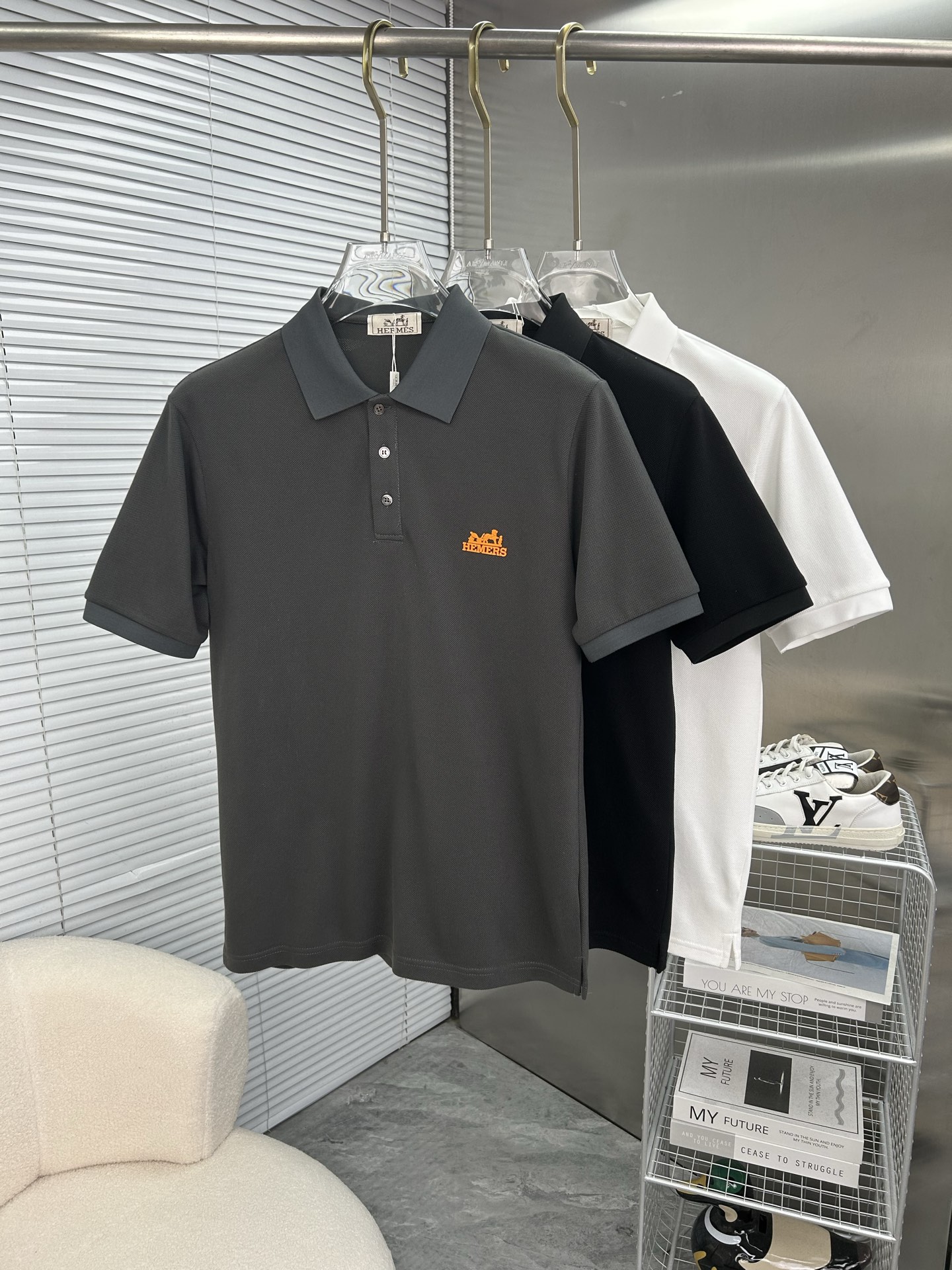 NO:877576,HERMES 2025 spring and summer new polo shirt business casual lapel short-sleeved T-shirt, the exquisite and fitted tailoring sets off the minimalist design style, showing the elegant style at a glance!  High gram weight 260g pure cotton pique fabric, the quality is supreme, the materials will never disappoint, the fabric surface is fine and smooth, soft and skin-friendly, the cotton is full, with elasticity, the upper body is high-end and crisp and stylish at the same time, sizes M-3XL,, hermes, hermes, T-shirt, tees, t-shirt,19860909HERMES爱马仕 2025春夏新款polo衫商务休闲翻领短袖T恤,精致合体的剪裁版型衬托出了极简主义的设计风格,把优雅风展露的一览无余！高克重260g纯棉珠地面料,品质至上,用料永远不会让人失望,布面精细光滑,柔软亲肤,棉质饱满,附有弹力 ,上身高档的同时又挺括有型,尺码M-3XL,,hermes,hermes,T-shirt,tees，t-shirt,,Men's clothing