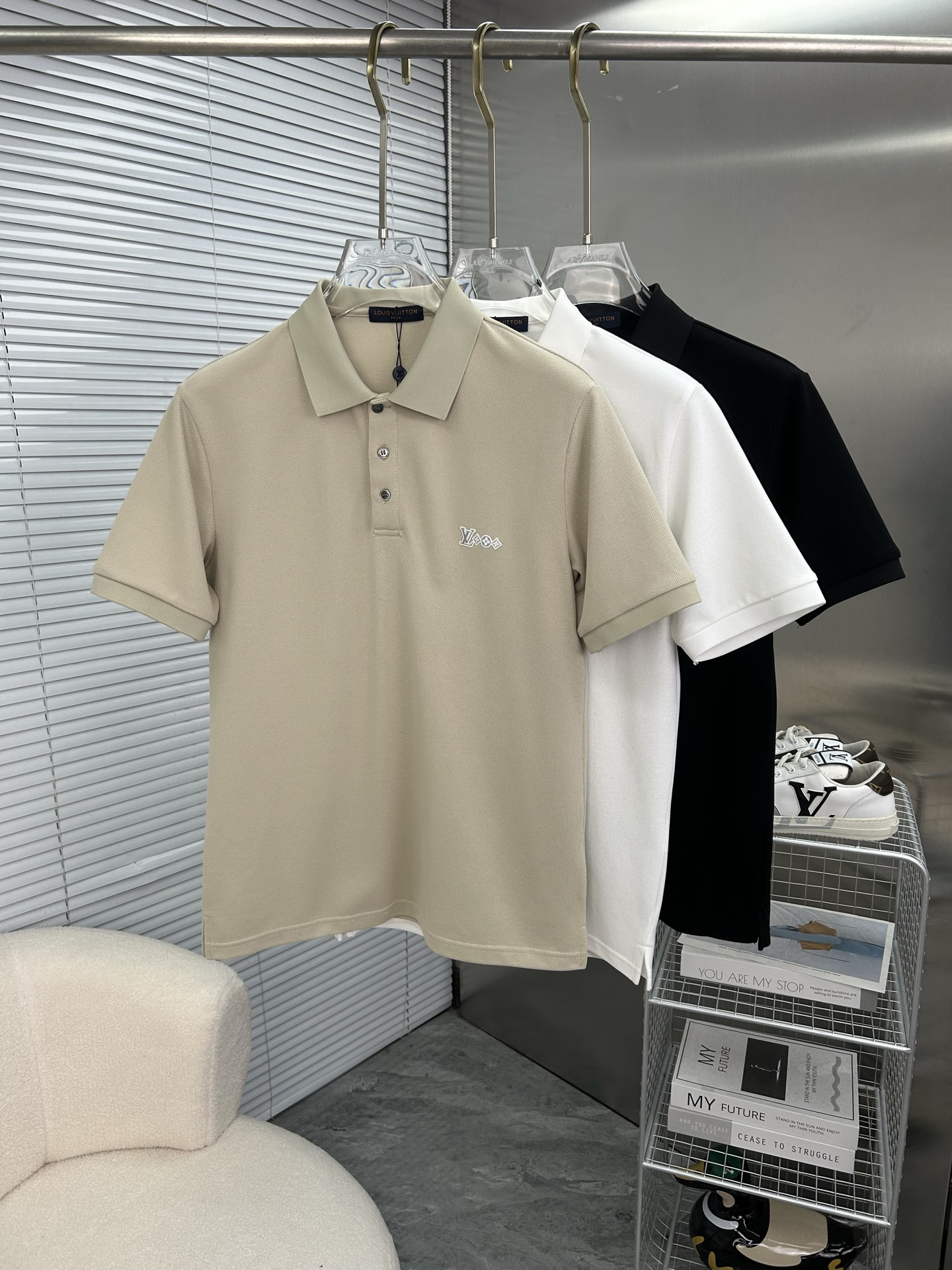 NO:910943,LV Louis Vuitton's new 2026 spring and summer polo shirt is a business casual lapel short-sleeved T-shirt. The exquisite and fitted tailoring sets off the minimalist design style, showing the elegant style at a glance!  High gram weight 260g pure cotton pique fabric, the quality is supreme, the materials used will never disappoint, the fabric surface is fine and smooth, soft and skin-friendly, full of cotton, with elasticity, the upper body is high-end and crisp and stylish, size M-3XL,, louis vuitton, louis vuitton, T-shirt, tees, t-shirt,19860909LV路易威登 2026春夏新款polo衫商务休闲翻领短袖T恤,精致合体的剪裁版型衬托出了极简主义的设计风格,把优雅风展露的一览无余！高克重260g纯棉珠地面料,品质至上,用料永远不会让人失望,布面精细光滑,柔软亲肤,棉质饱满,附有弹力 ,上身高档的同时又挺括有型,尺码M-3XL,,louis vuitton,louis vuitton,T-shirt,tees，t-shirt,,Men's clothing