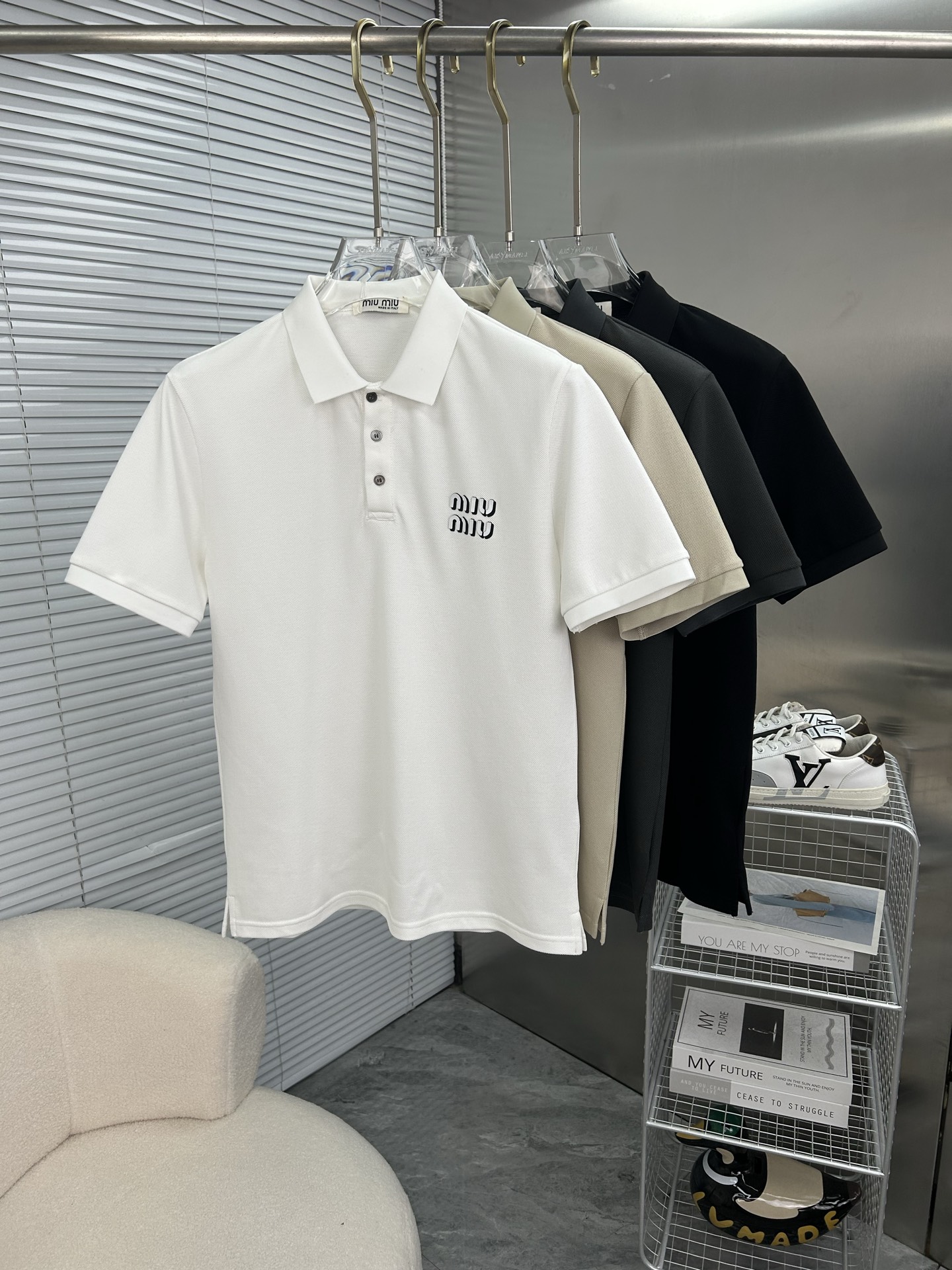 NO:910948,MIU MIU Miu Miu's 2026 spring and summer new polo shirt business casual lapel short-sleeved T-shirt. The exquisite and fitted tailoring sets off the minimalist design style, showing the elegant style at a glance!  High gram weight 260g pure cotton pique fabric, the quality is supreme, the materials will never disappoint, the fabric surface is fine and smooth, soft and skin-friendly, the cotton is full, with elasticity, the upper body is high-end and crisp and stylish at the same time, size M-3XL,, miumiu, T-shirt, tees, t-shirt,19860909MIU MIU缪缪 2026春夏新款polo衫商务休闲翻领短袖T恤,精致合体的剪裁版型衬托出了极简主义的设计风格,把优雅风展露的一览无余！高克重260g纯棉珠地面料,品质至上,用料永远不会让人失望,布面精细光滑,柔软亲肤,棉质饱满,附有弹力 ,上身高档的同时又挺括有型,尺码M-3XL,,miumiu,T-shirt,tees，t-shirt,,Men's clothing